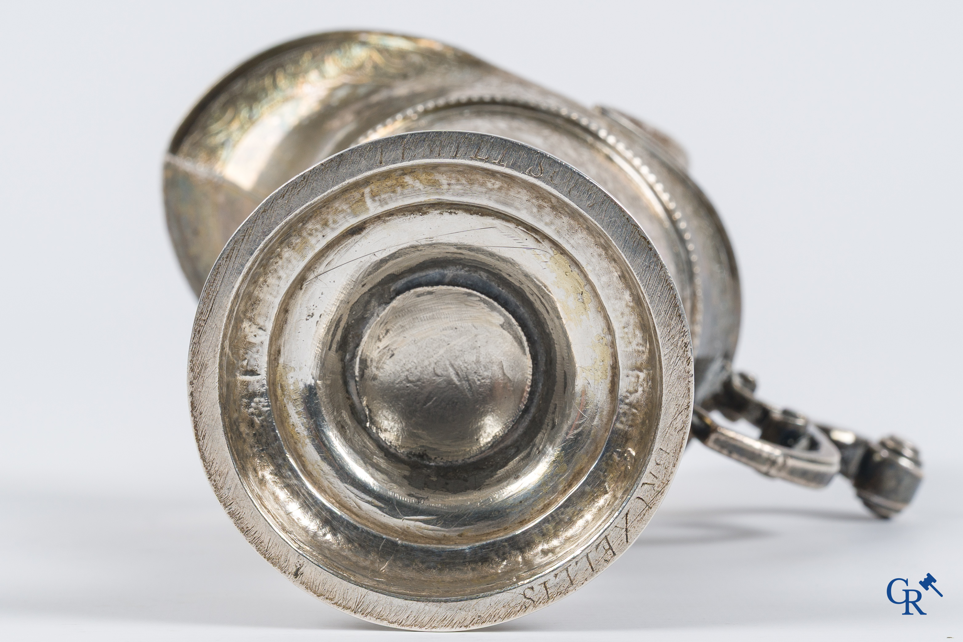 Zilver. Paar gegraveerde religieuze dekselkannen. Inscripties op de bodem "Temi ... Bruxelles". België 18e eeuw.