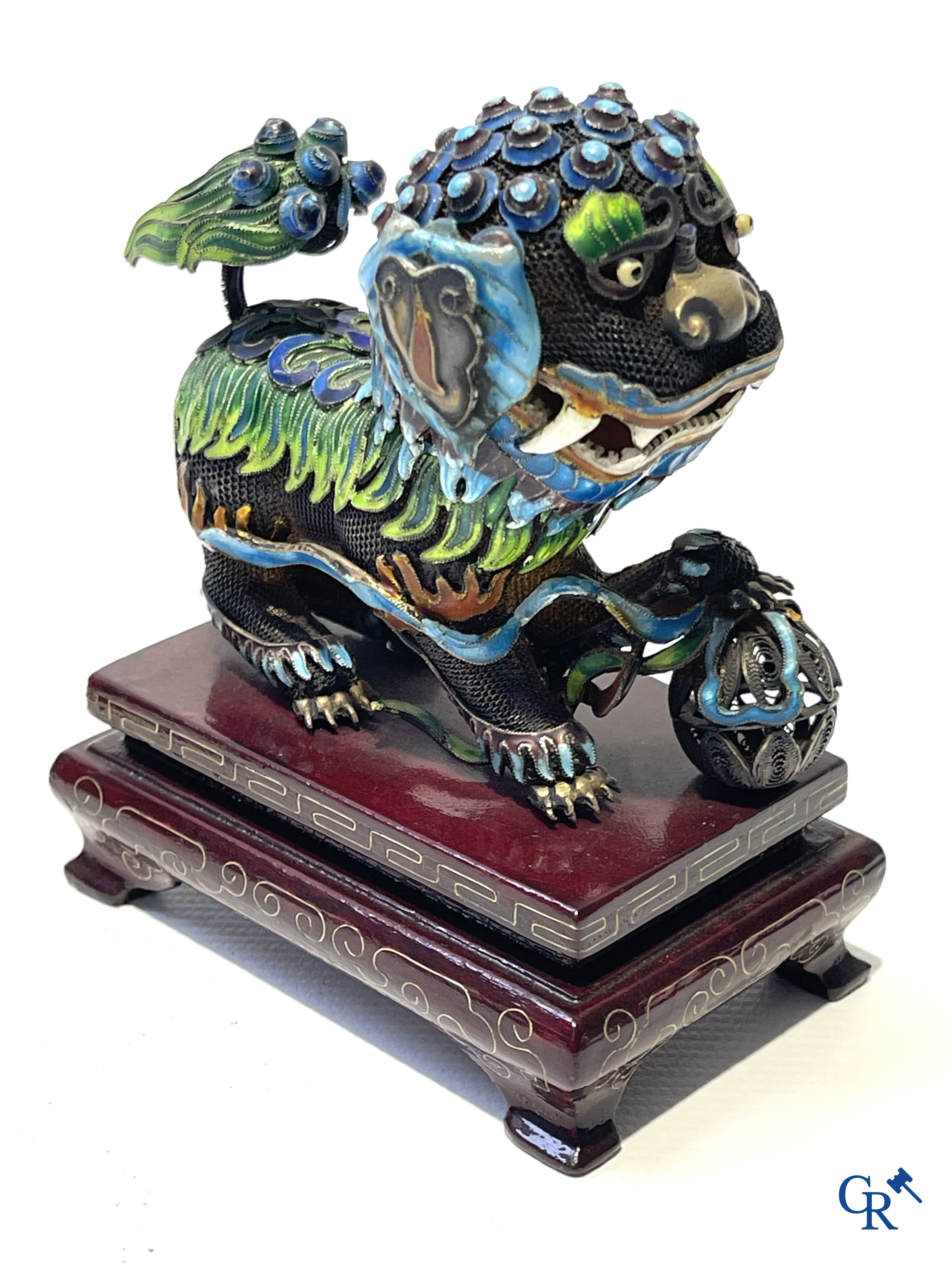 Aziatica. Een zilver, jade en filigraan dekselpot, 2 geëmailleerde filigraan Fo-honden en een bronzen boeddha.