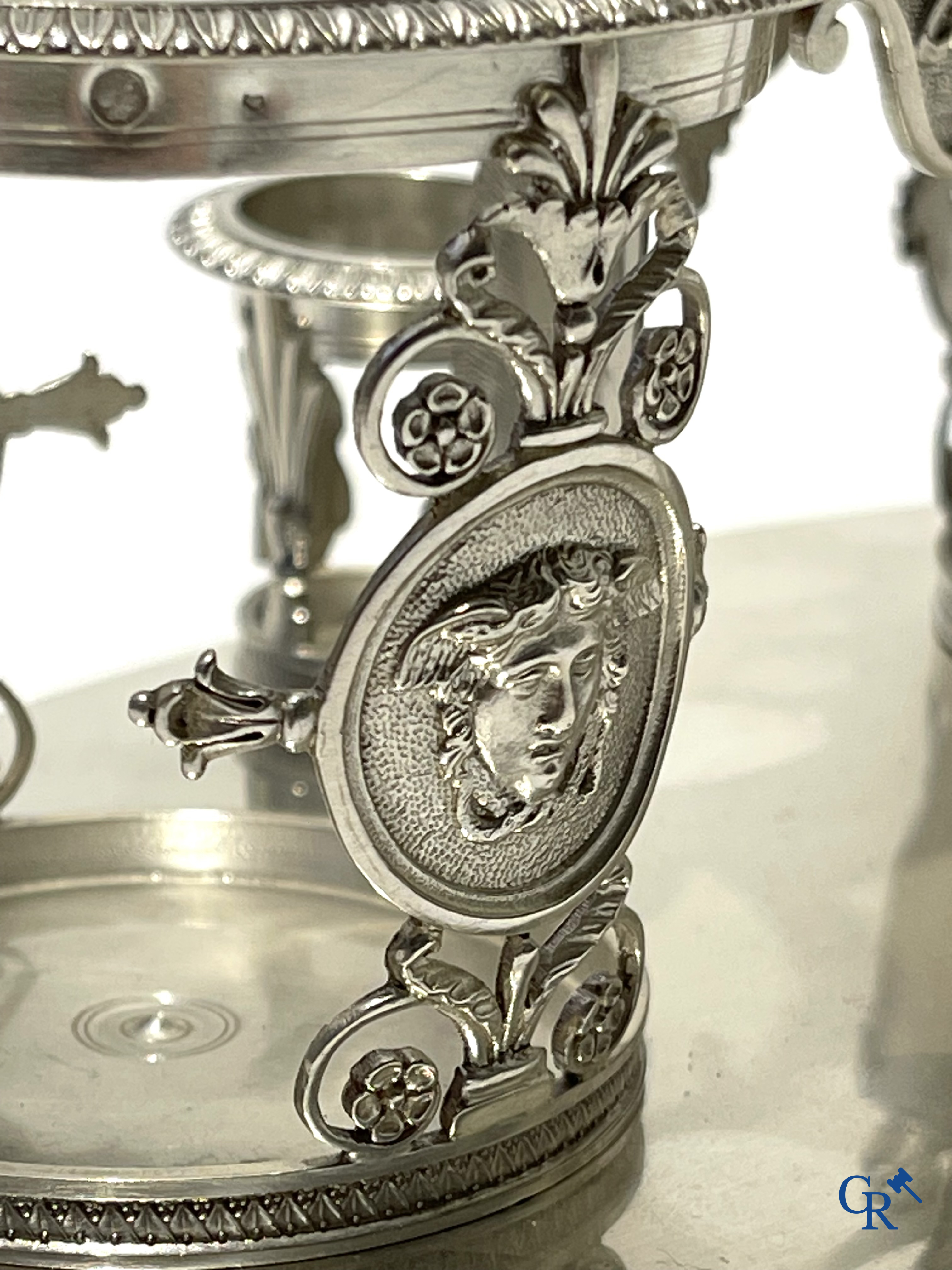 Tafelstandaard voor olie en azijn. Zilver, 1ste gehalte. Zilversmid veuve Clément Poirier. Frankrijk, empire periode.