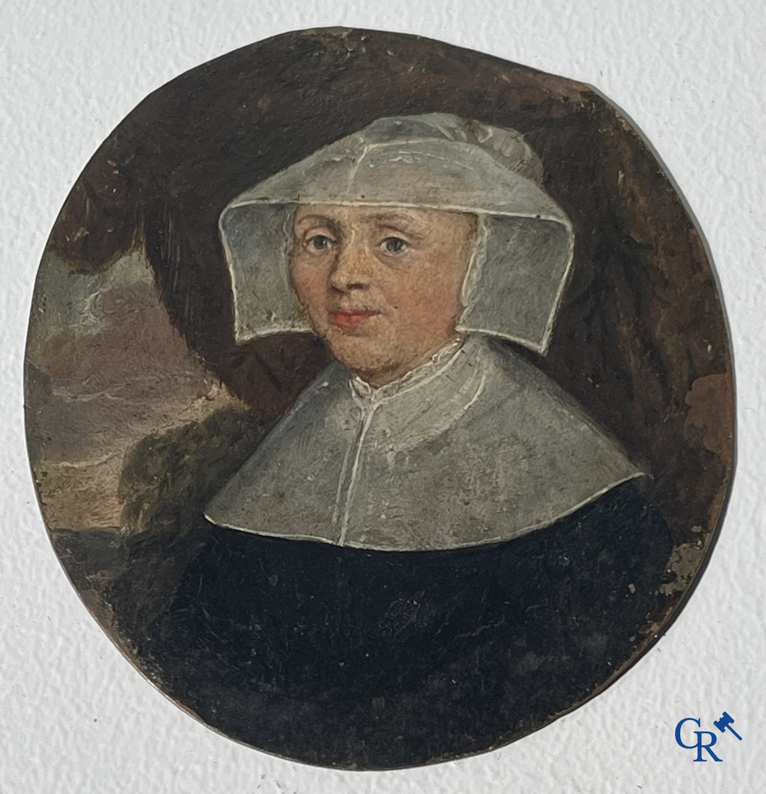 Miniatuurportret van een dame in traditionele kledij met witte kap. Olie op koper. 18e-19e eeuw.