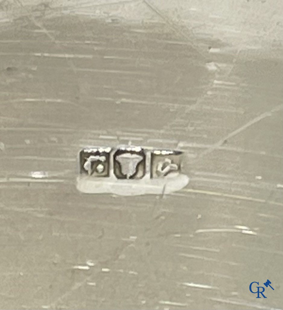 Zilver. Grote groentenschotel met gelobd deksel en opengewerkt handvat. Meerdere keurmerken. 20ste eeuw.