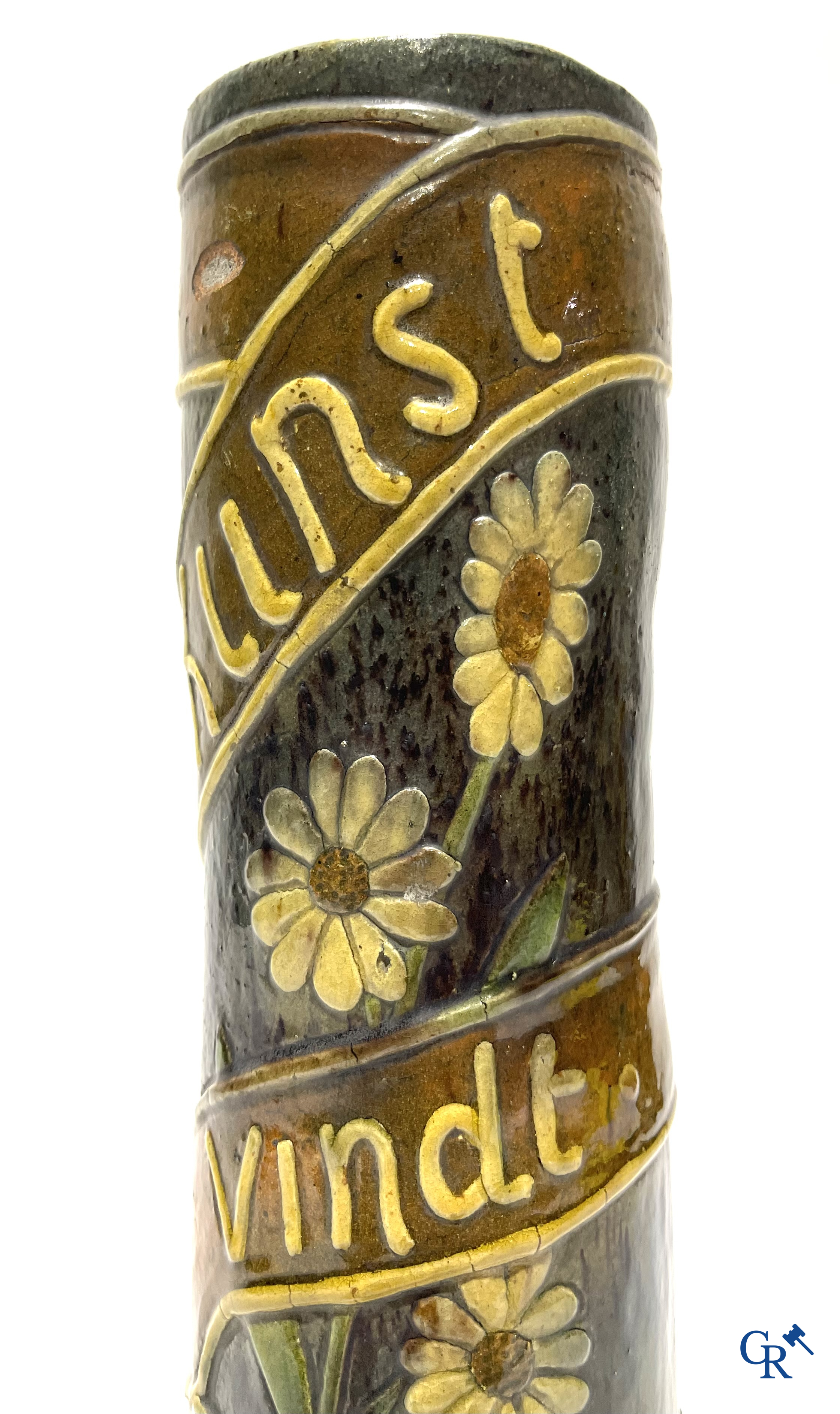 Torhouts aardewerk. Vaas in Vlaams aardewerk met een bloemendecor en spreuk. Gesigneerd LMV voor Leo Maes Vereenooghe.