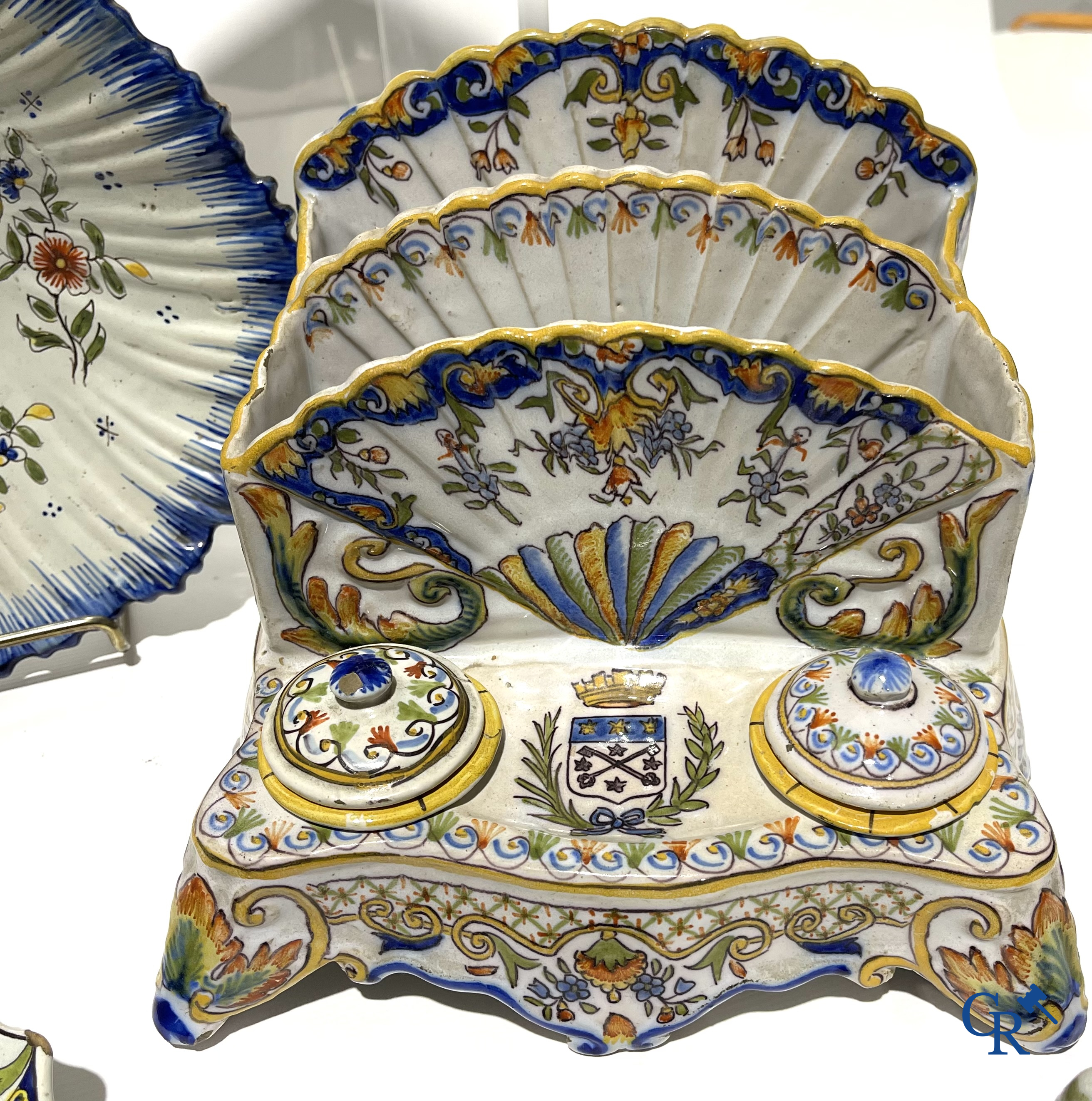 Faience van Rouen, Devres. Interessant en groot lot met diverse polychrome vormstukken. 19e eeuw.