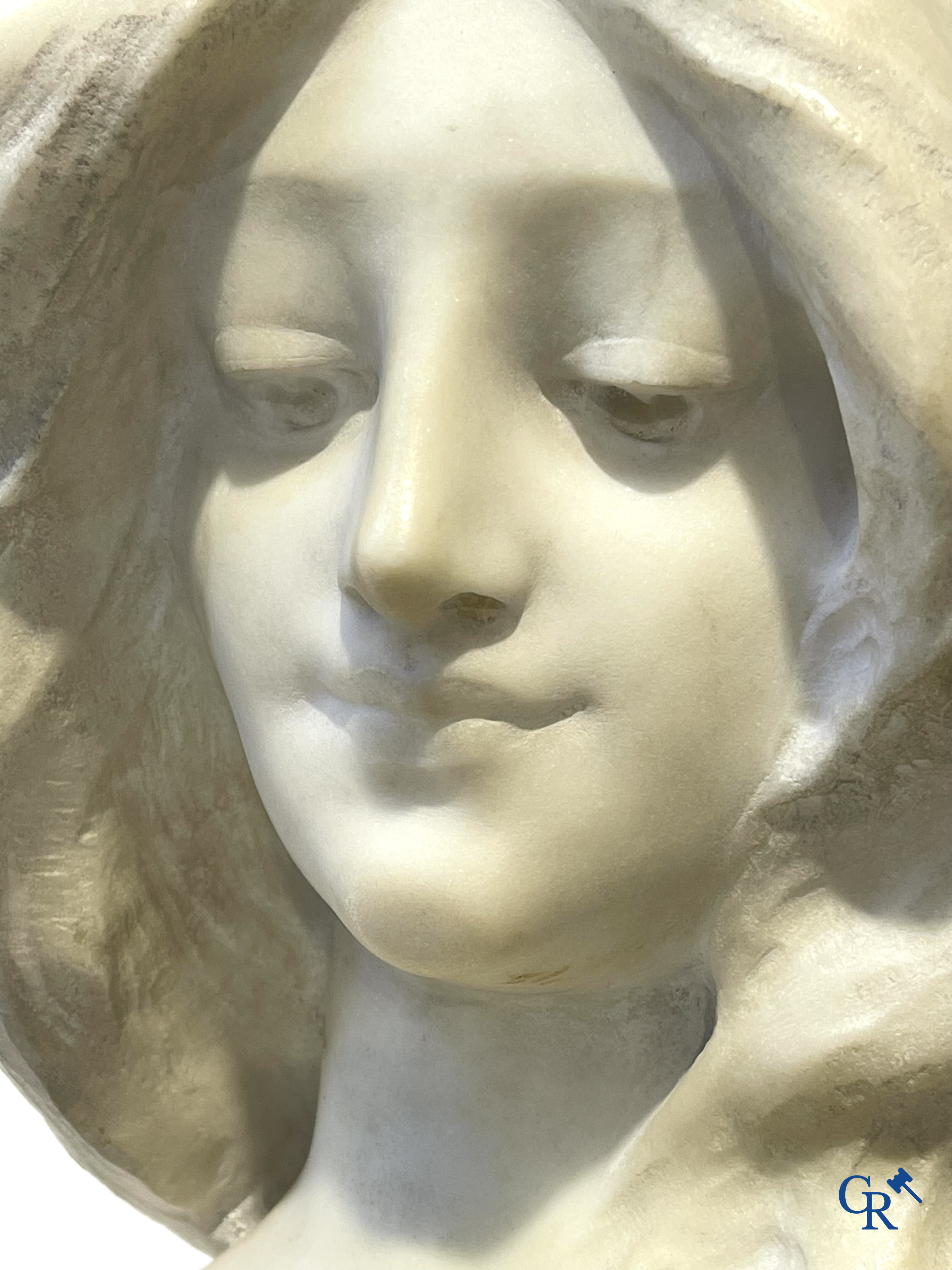 Art Nouveau. Buste van een jonge dame in Carrara marmer en bruin-groen gepatineerd brons. Gesigneerd. Circa 1900.