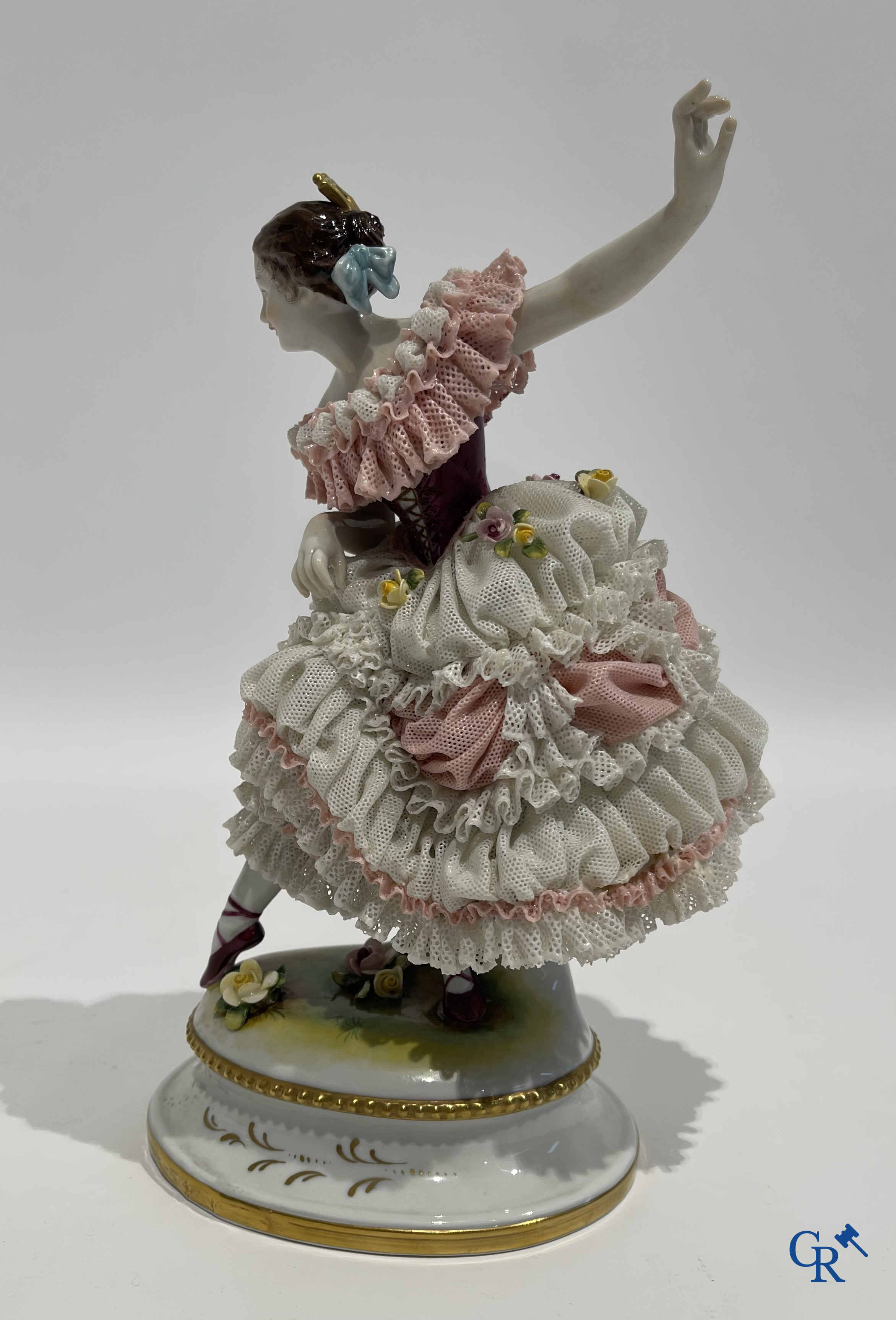 Duits porselein. 3 groepen in lace porcelain. Gemerkt Volkstedt Rudolstadt en Sitzendorf.