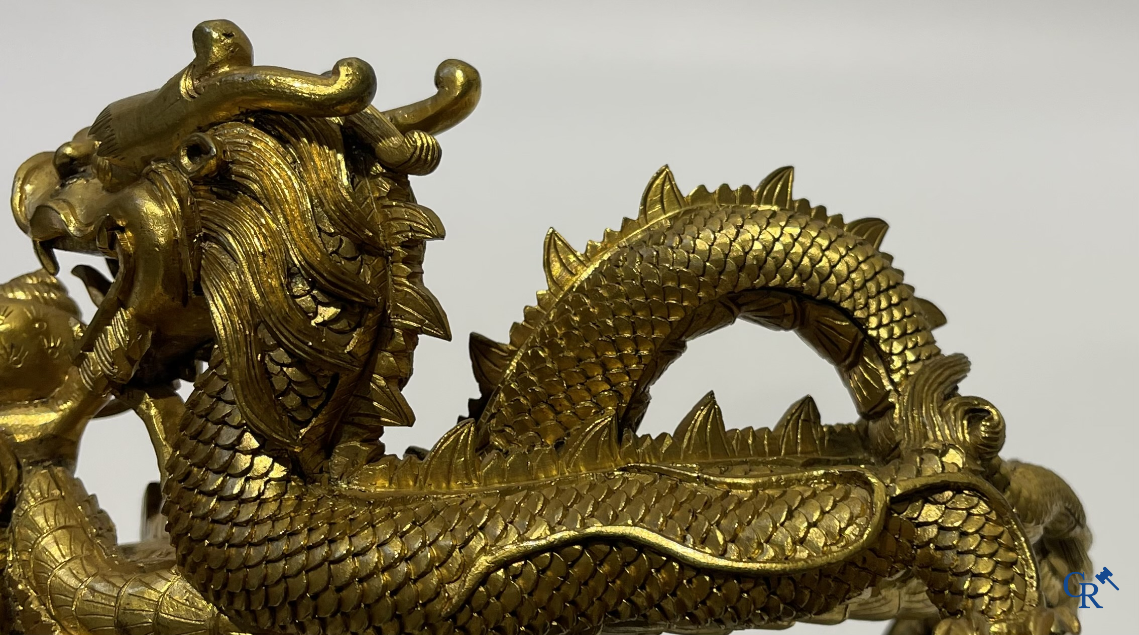 Aziatica. China. Een zeldzame Chinese drakensokkel in verguld brons. Qing Dynastie.