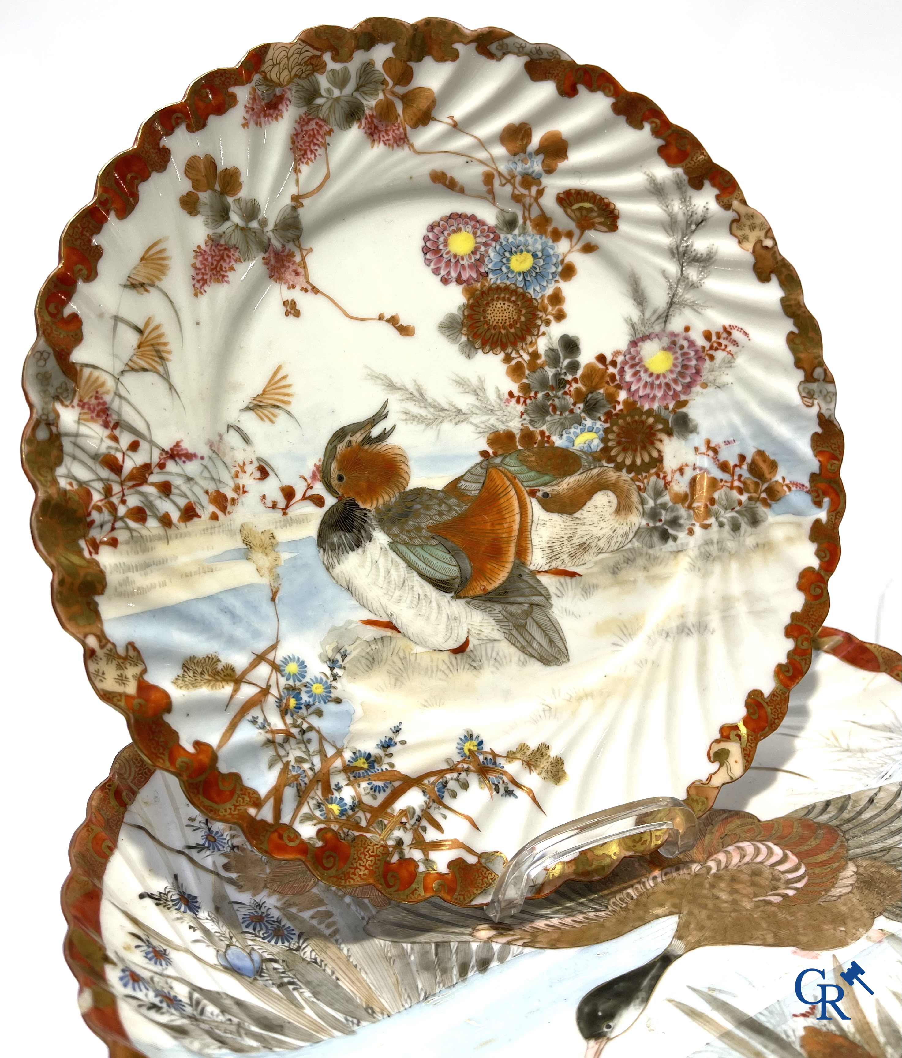 Een mooi lot brocante waaronder een Japans Kutani-porselein servies, een vaas in Val Saint Lambert en een jardinière.