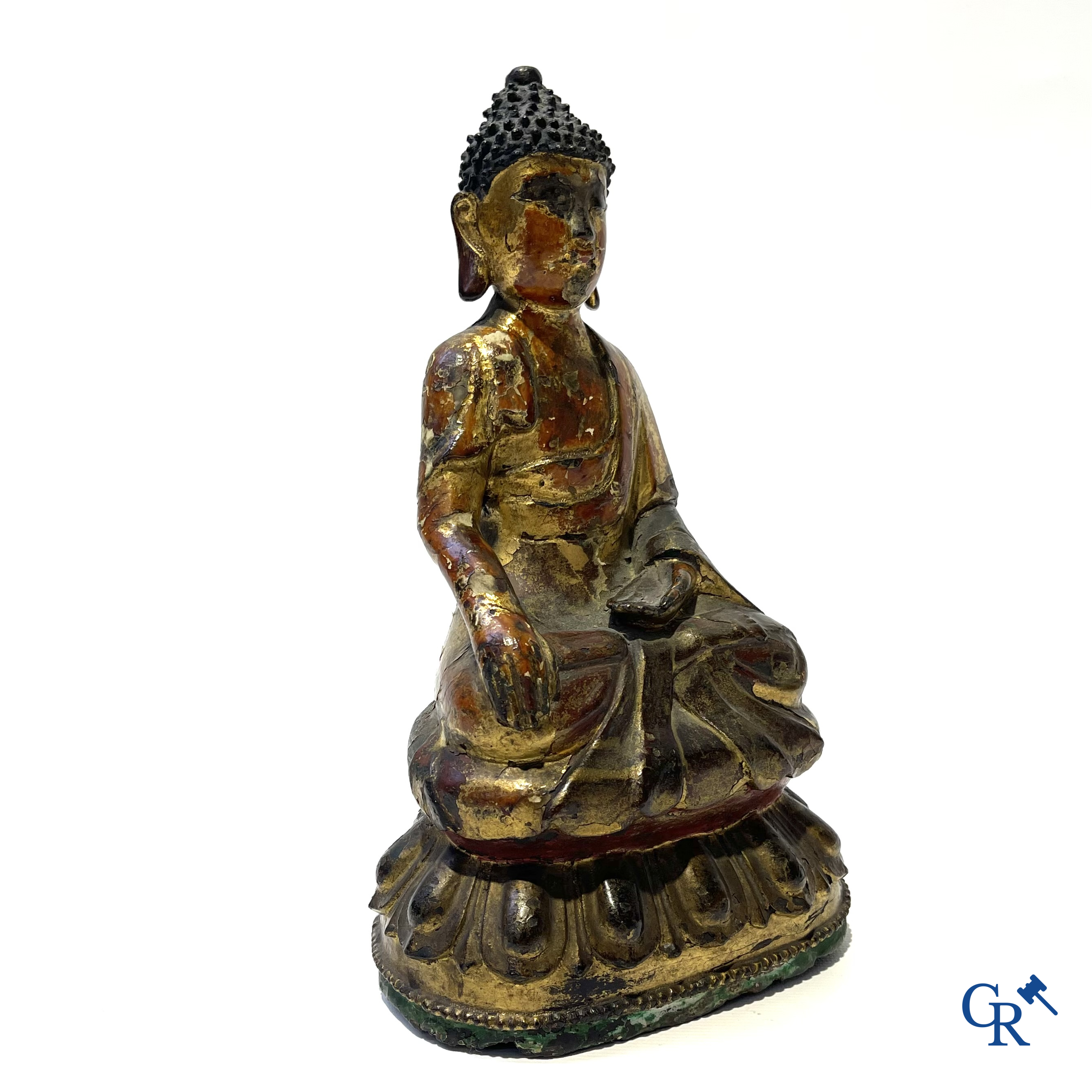 Aziatica, Een Sino-Tibetaanse vergulde bronzen Boeddha. 17e-18e eeuw.