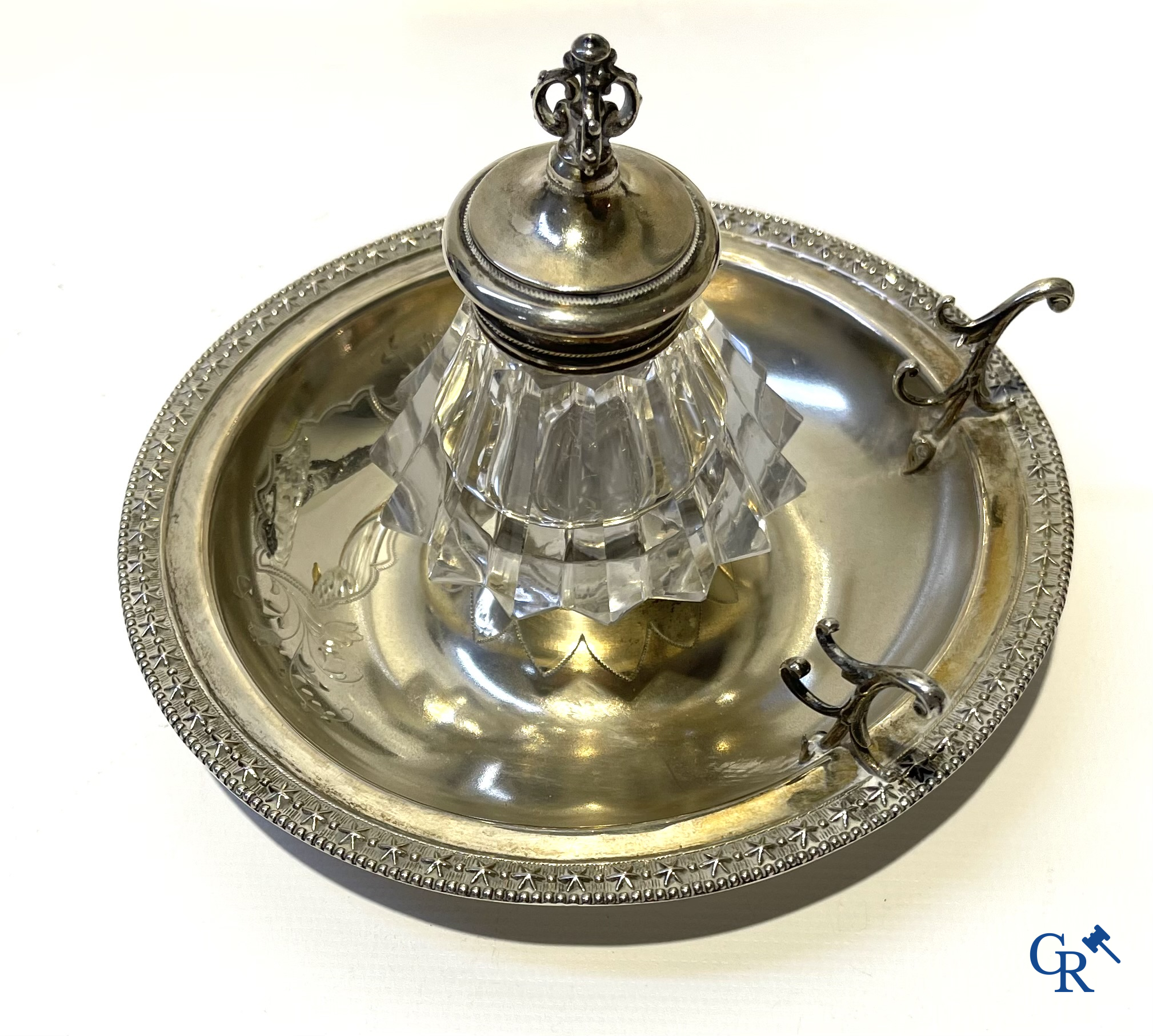 Een kavel van een paar karaffen in kristal, een inktstel in zilver 800°/00, een dekselvaas bijgevoegd.