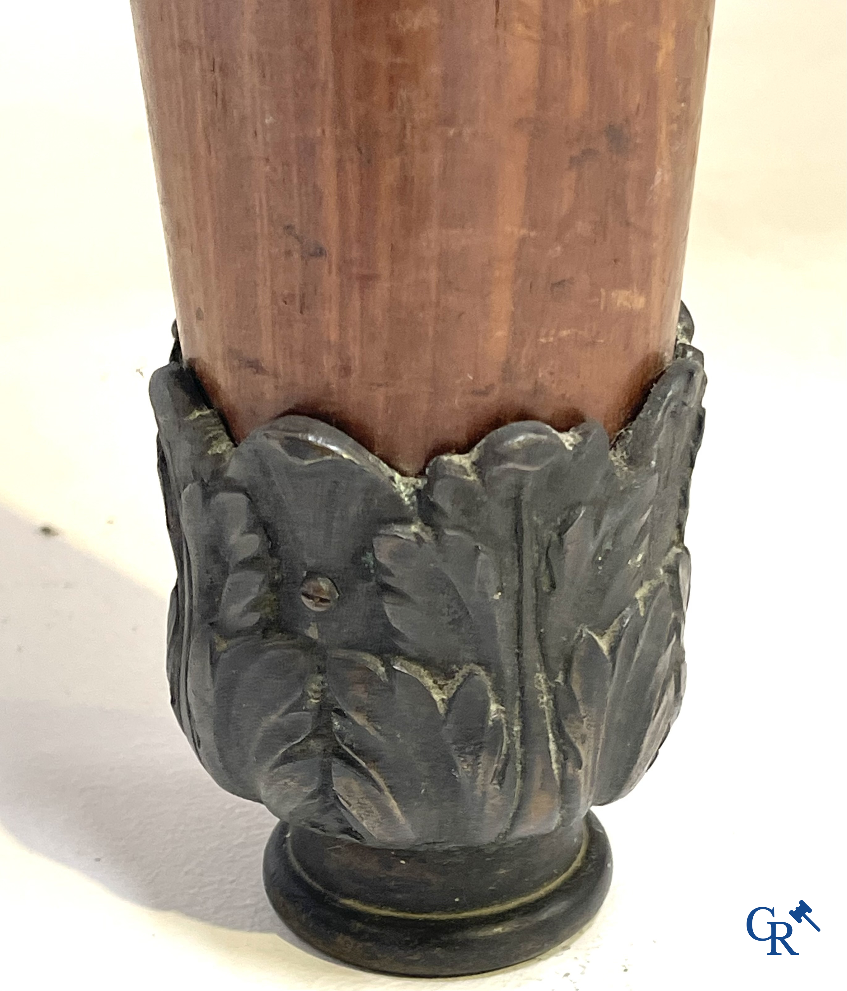 Uitzonderlijk eetkamermeubilair in mahoniehout fineer, marmer en brons. Napoleon III stijl. Circa 1900.