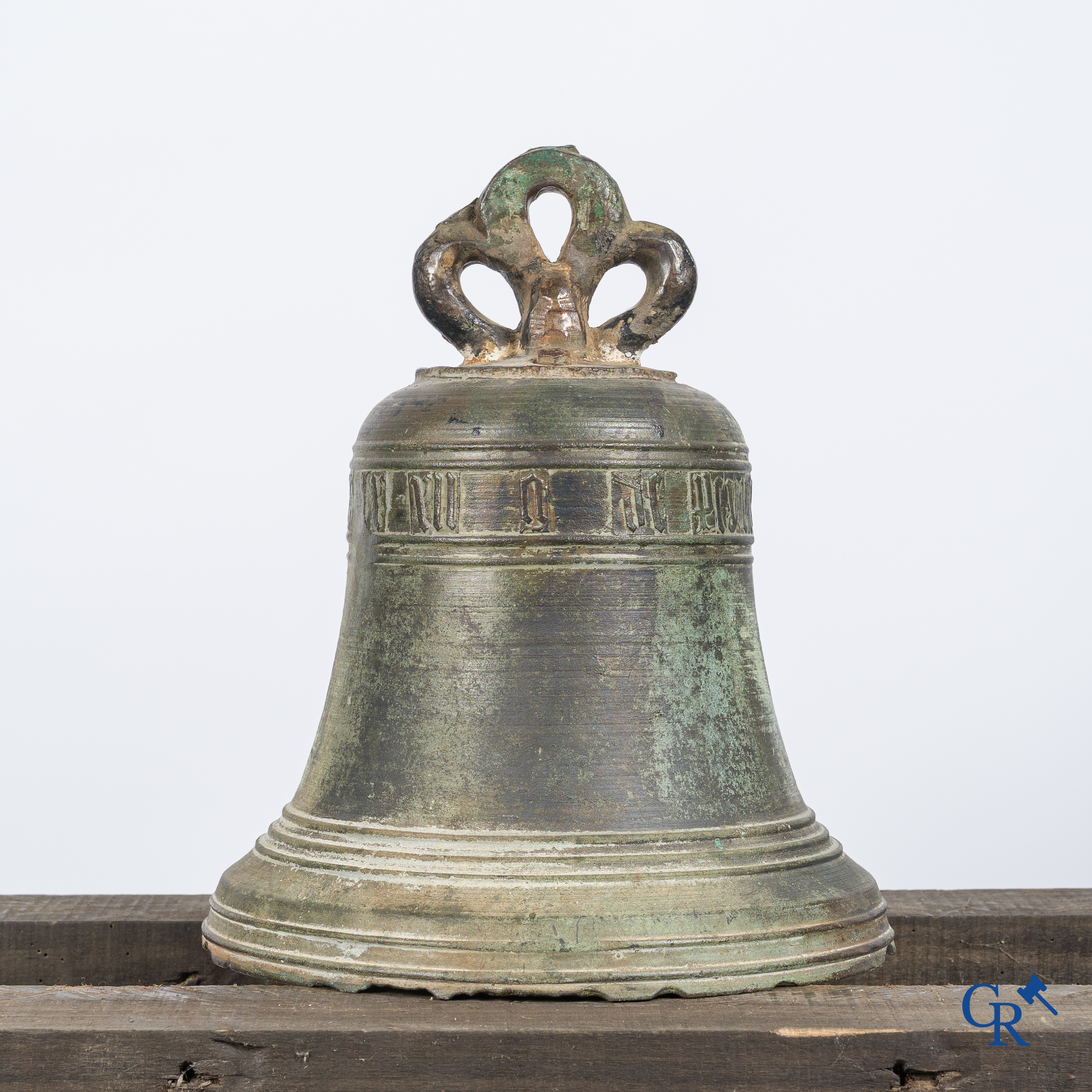 Religieuze objecten. Een antieke kerk kroonklok of bel in brons. Inscriptieband. 18e-19e eeuw.