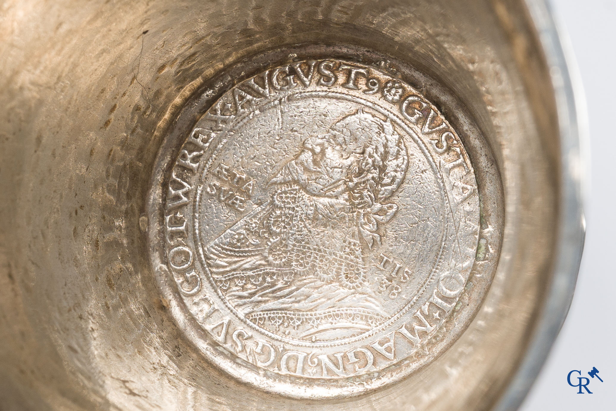 Holland, 17e eeuw. Groningse beker in zilver met ingezette Thaler van Osnabrück 1633 in de bodem.