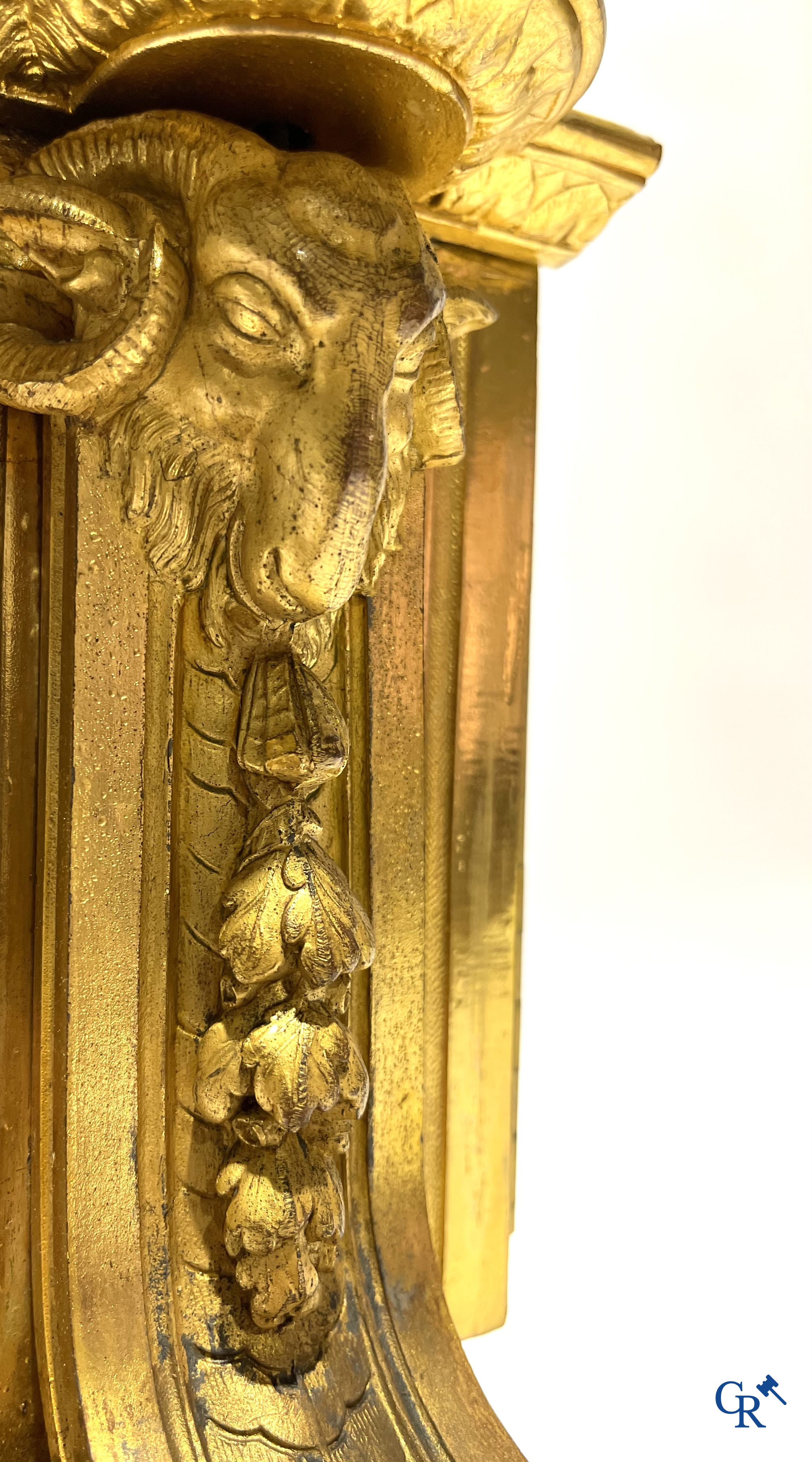 Een 3-delige schouwgarnituur met Sèvres porselein. LXVI-stijl, circa 1920.