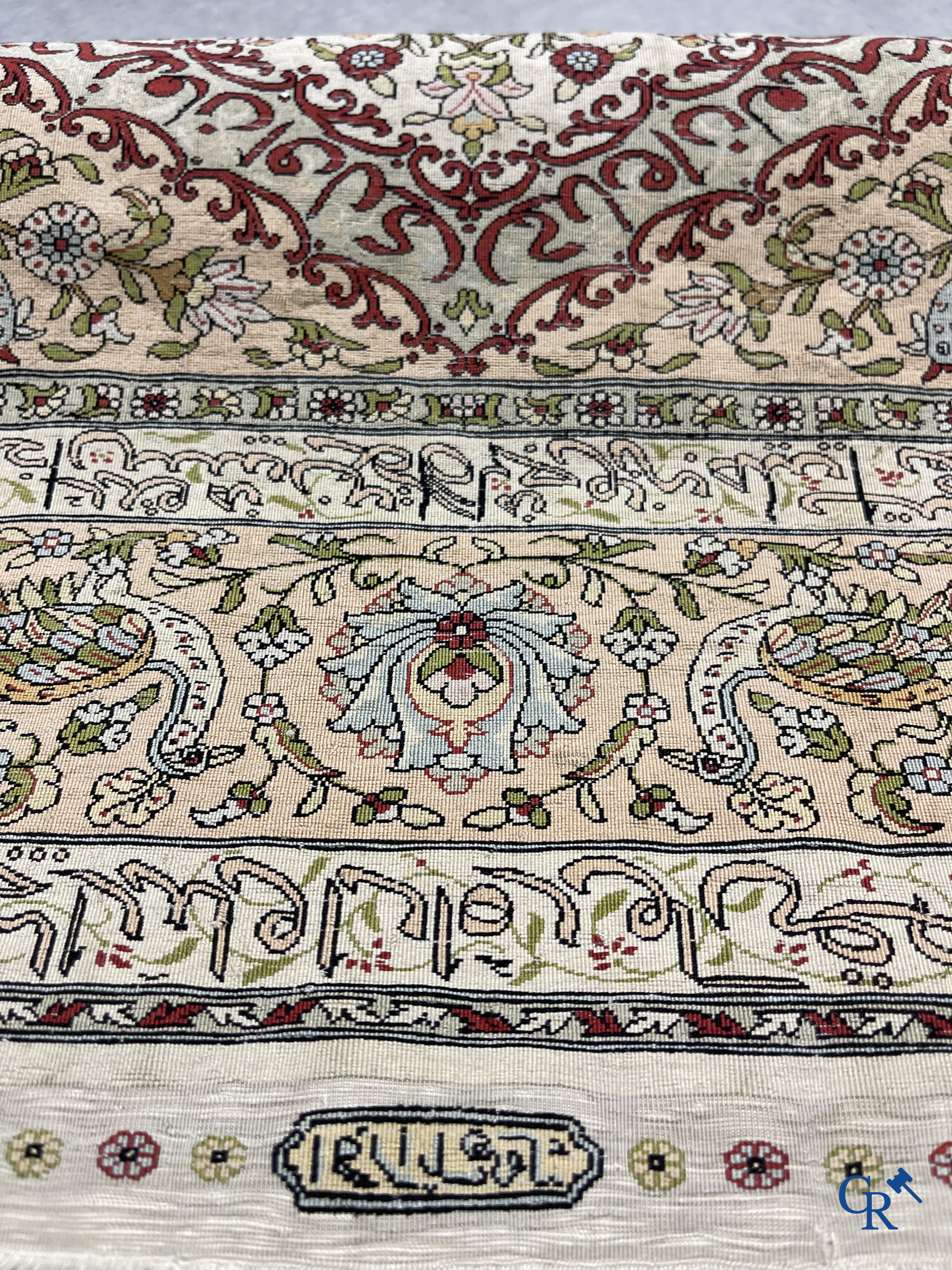 Oosterse tapijten. Hereke. Een fijn handgeknoopt zijden tapijt met vogels in het woud. Inscripties en gesigneerd.