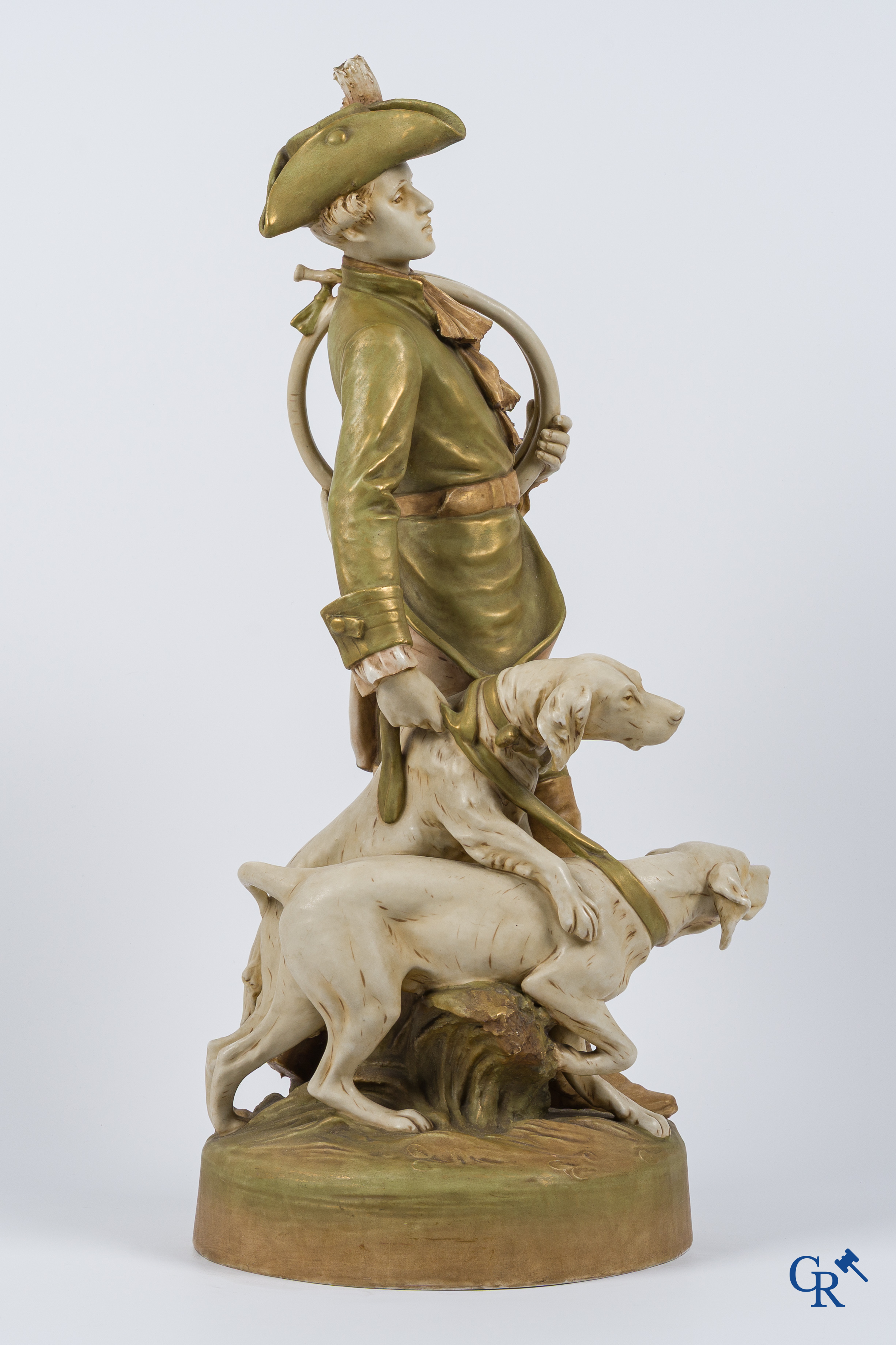 Royal Dux Bohemia. "Piqueur au Relais" Grote polychrome groep naar een model van Hippolyte Moreau en Prosper Lecourtier.