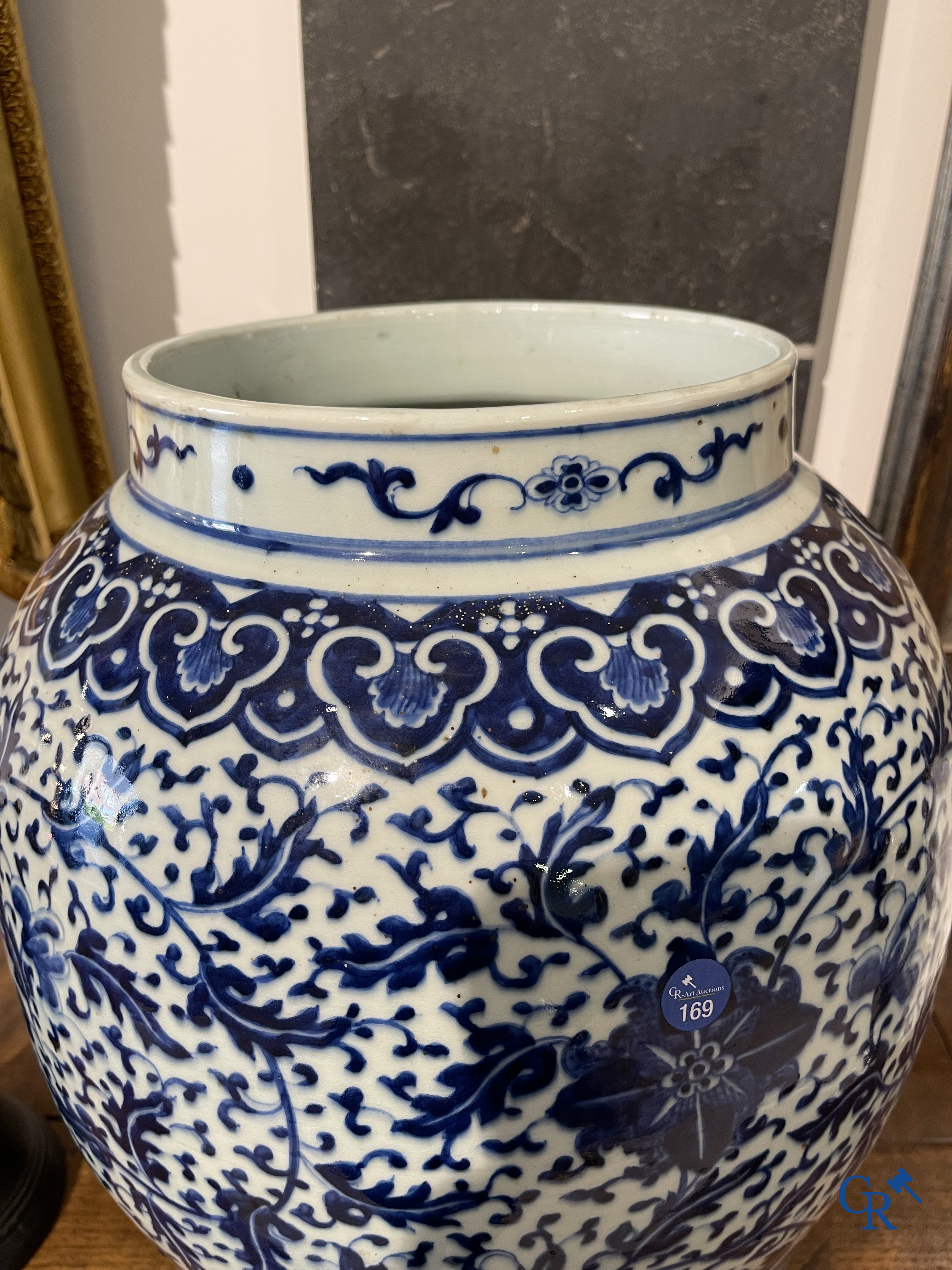 Asian Art. Chinese porcelain. A massive Chinese blue and white baluster vase and lid with lotus roll decor. 19th century.