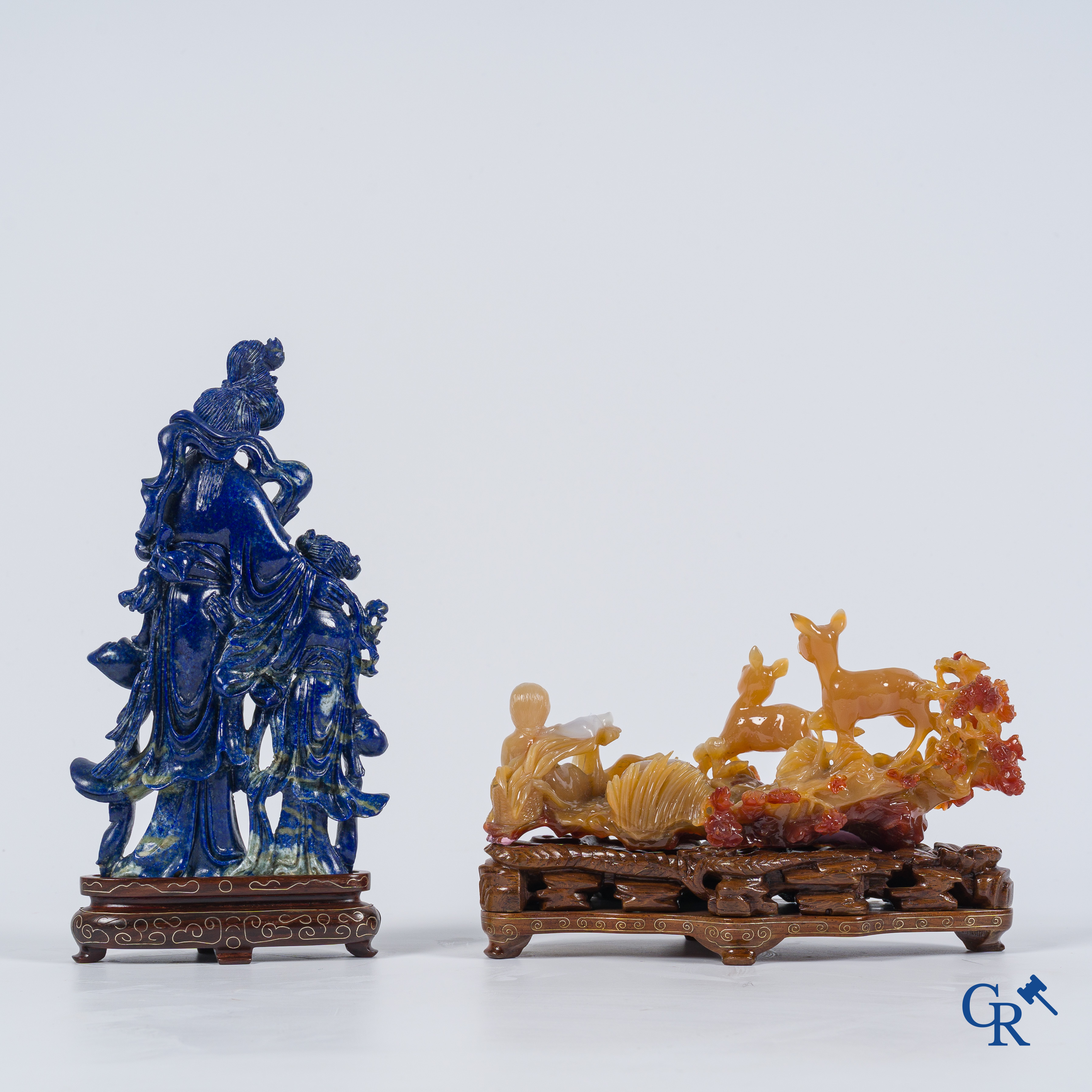 Aziatica, China. 2 groepen in edele gesteente op houten sokkel. Agaat en Lapis lazulli. 20ste eeuw.