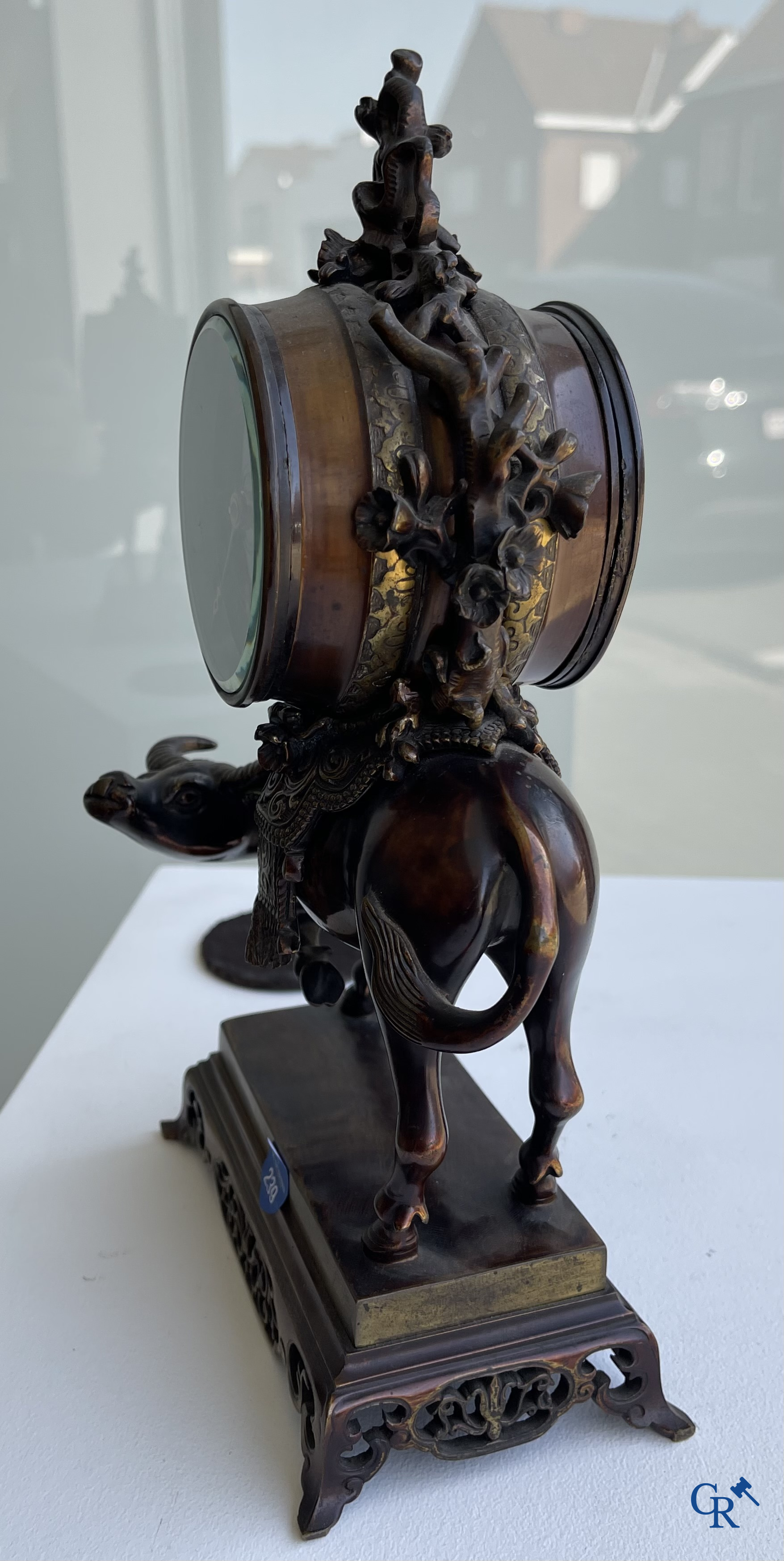 Escalier de Cristal à Paris. Een Franse klok met waterbuffel in Japoniserende stijl. Circa 1880.