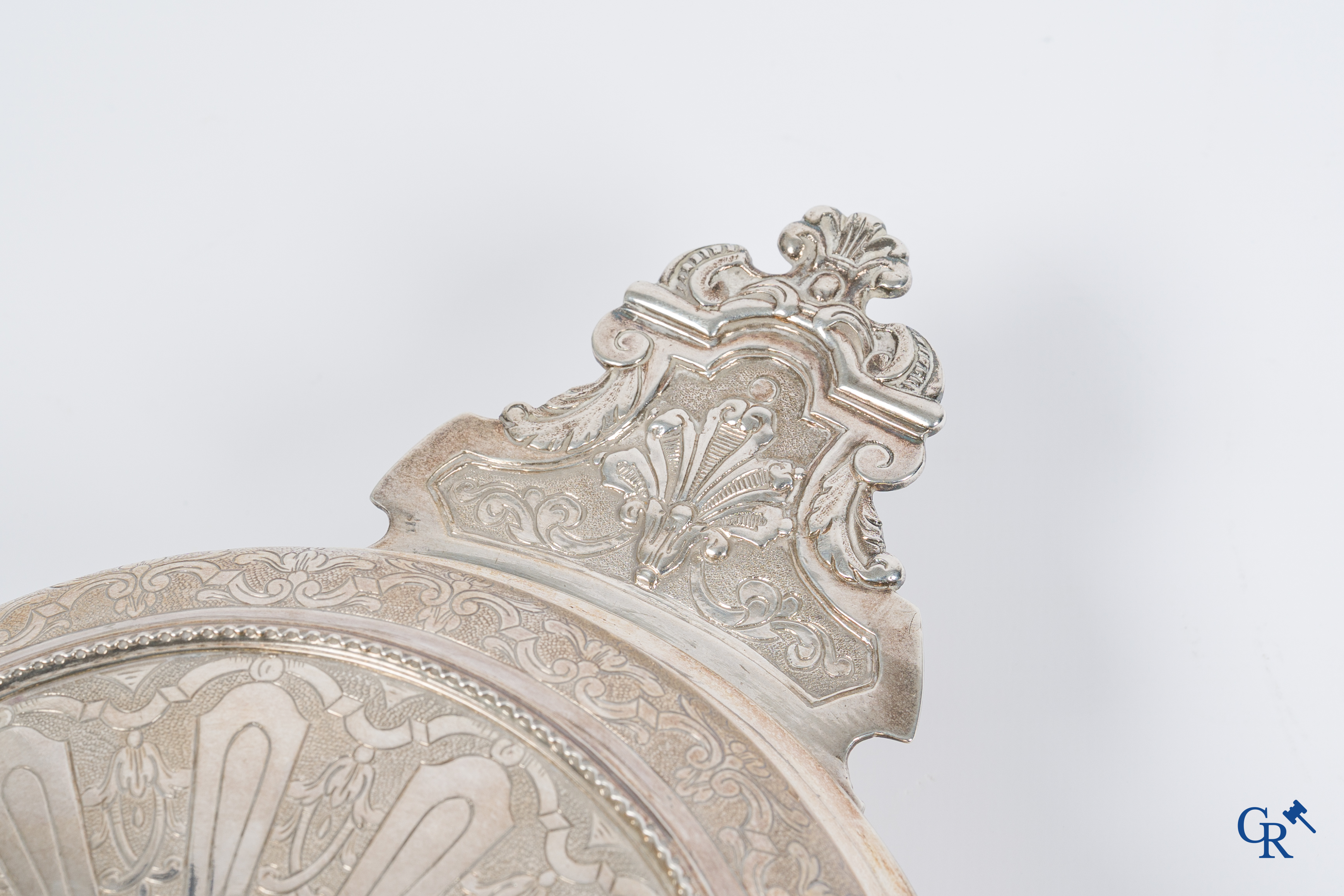 Zilver. Mechelen, 1ste helft 18e eeuw, circa 1720.  Ronde dekselschotel met 2 platte handvaten. Meestermerk met anker.