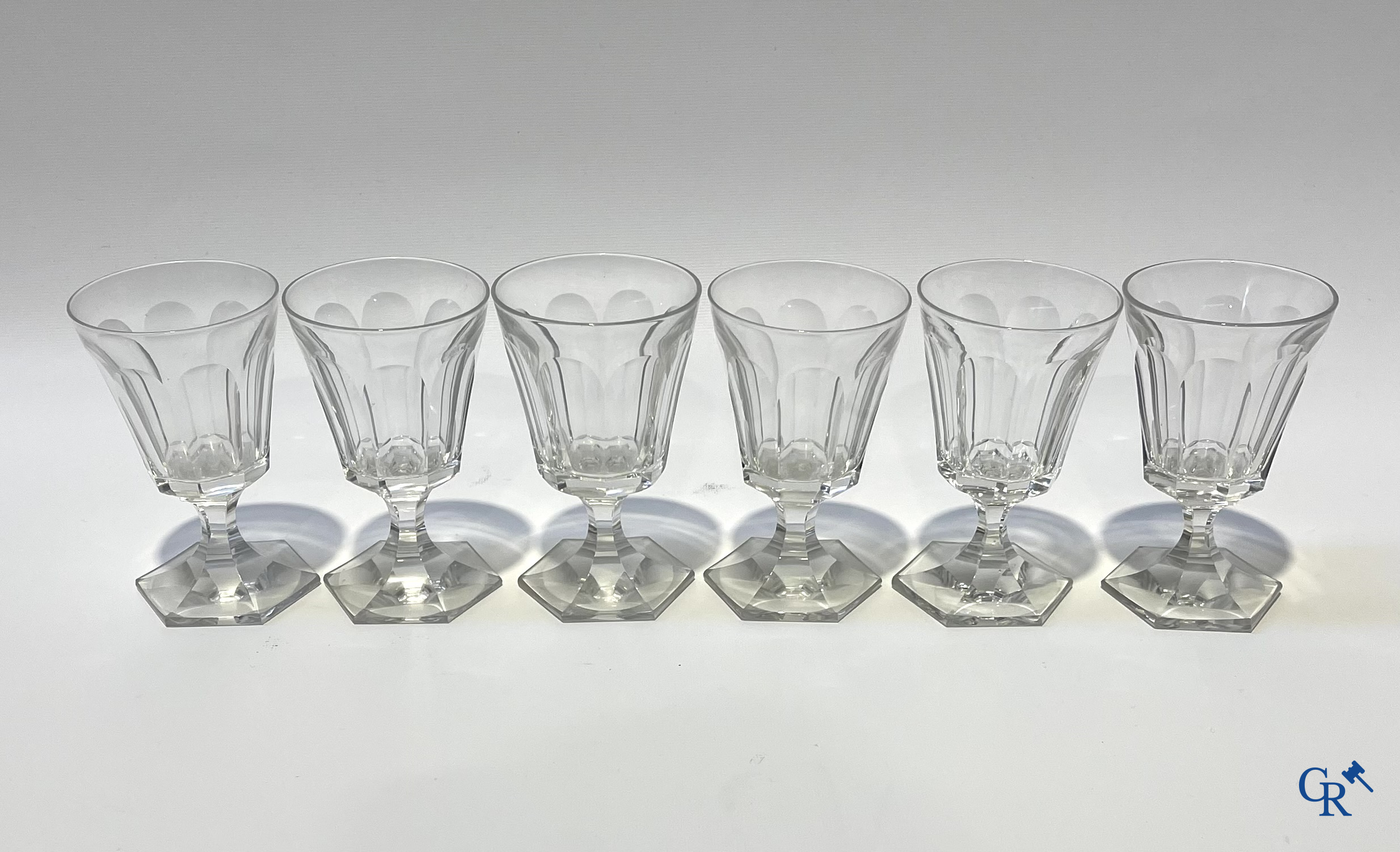 Lot brocante: Karaf, Val Saint Lambert, bronzen tafelbel, karaf met zilver montuur, miniatuur Thomas Sidney Cooper, enz.