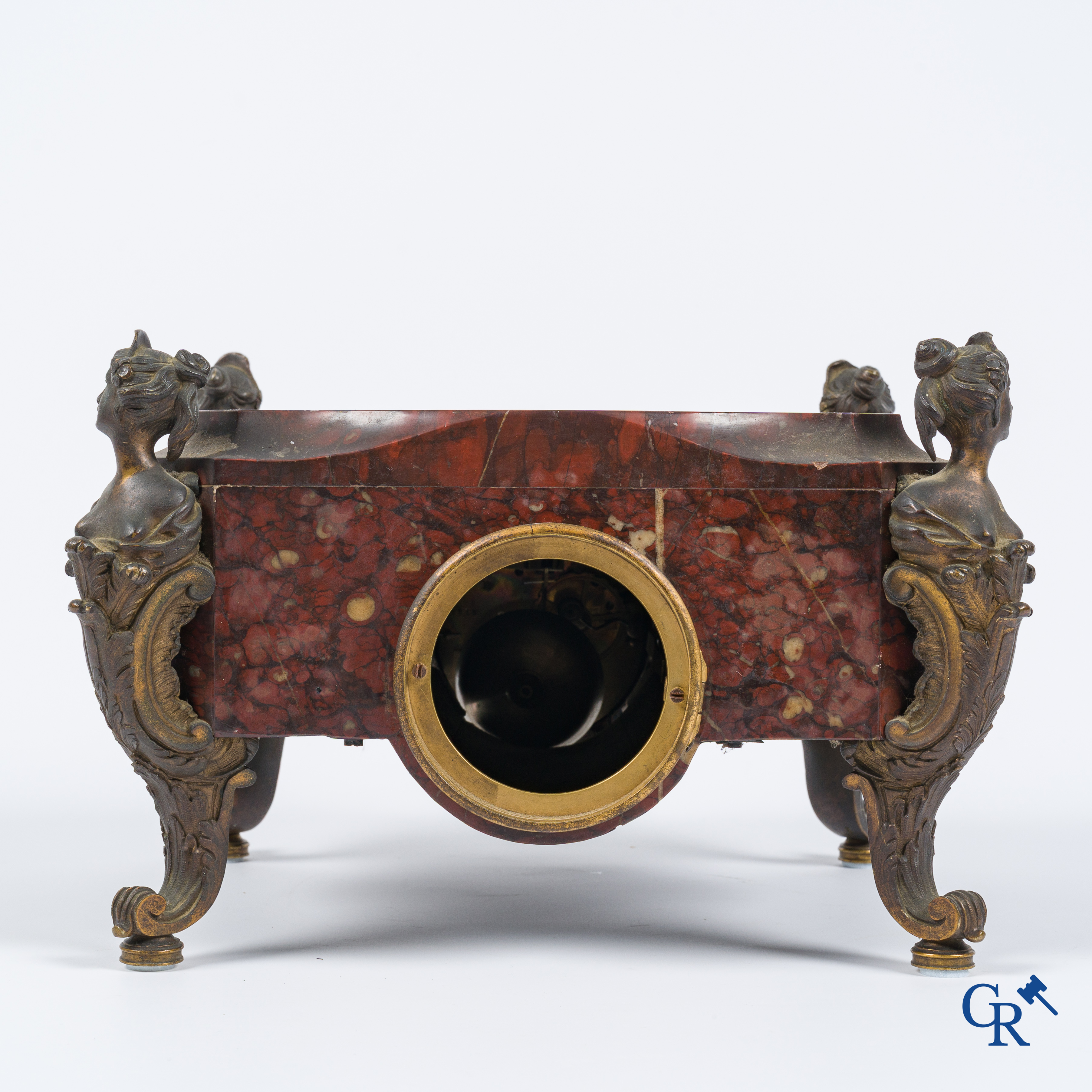 Napoleon III. Een voetstuk in marmer en fijn geciseleerde bronzen met ingewerkte klok. Frankrijk, Circa 1880.