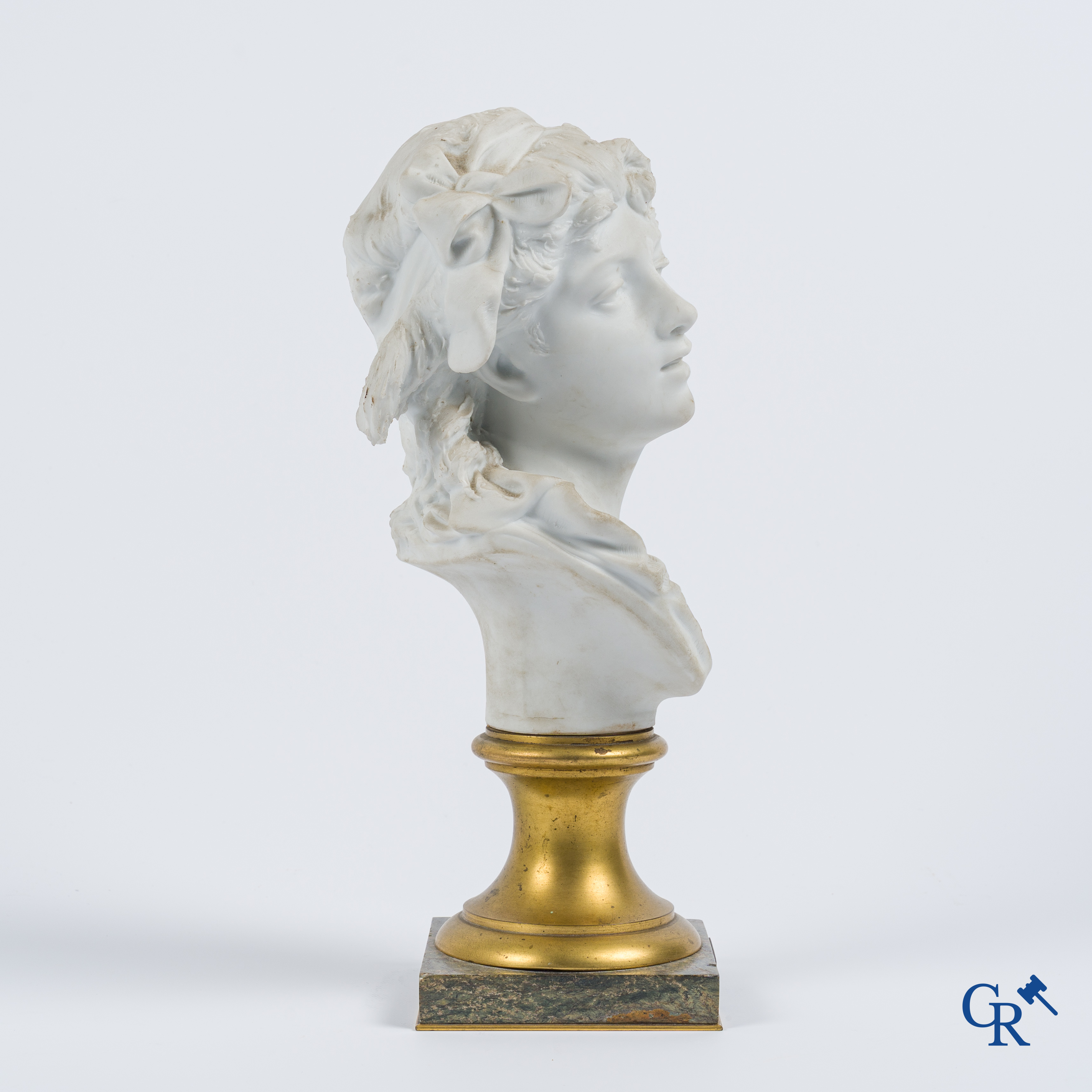 Auguste Rodin (1840-1917) Buste van Suzon. Witte biscuit op sokkel in marmer en brons. Reductie n°3. Gesign. A. Rodin.