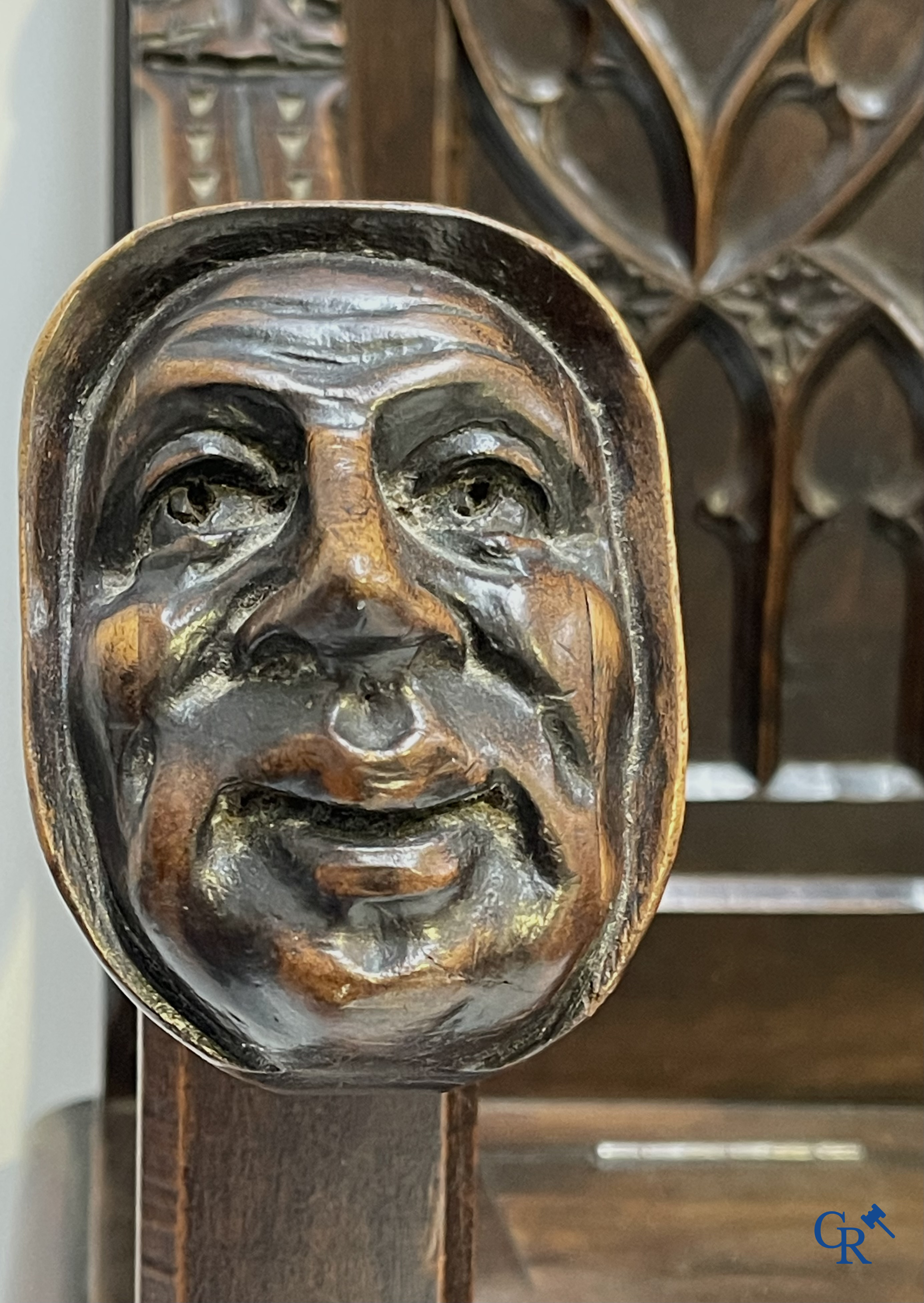 Een neogotische hallbank met koffer in notelaar. Gemerkt "Au Gros Chêne" à Paris.