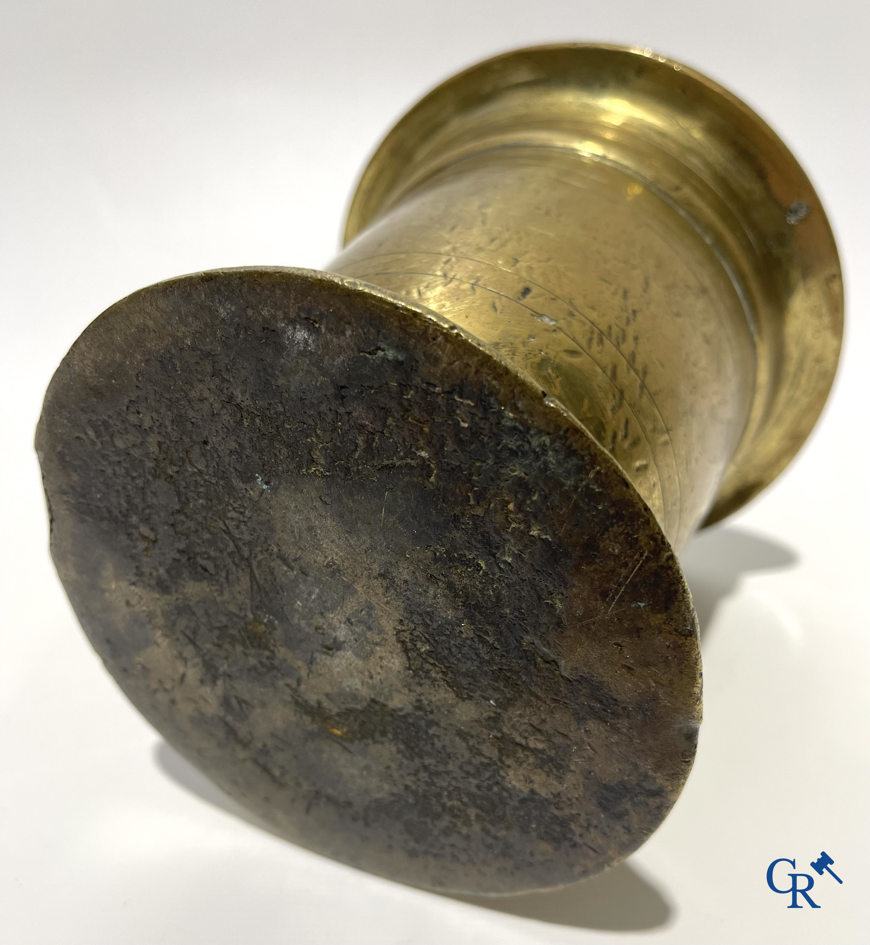 Antieke bronzen vijzel met stamper. 18e-19e eeuw.