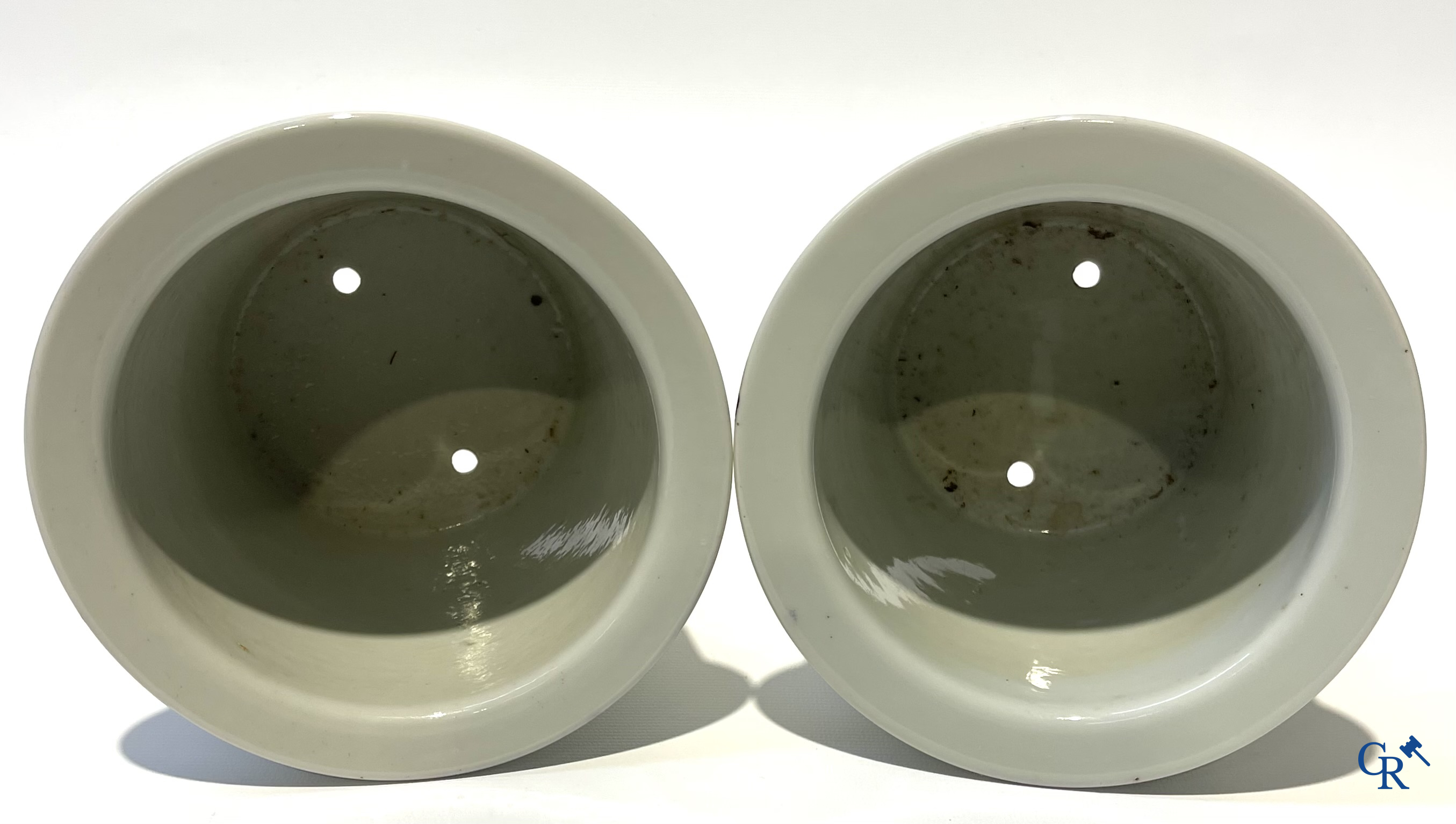 Aziatica. Chinees porselein. Een paar jardinières met een decor van landschappen. 