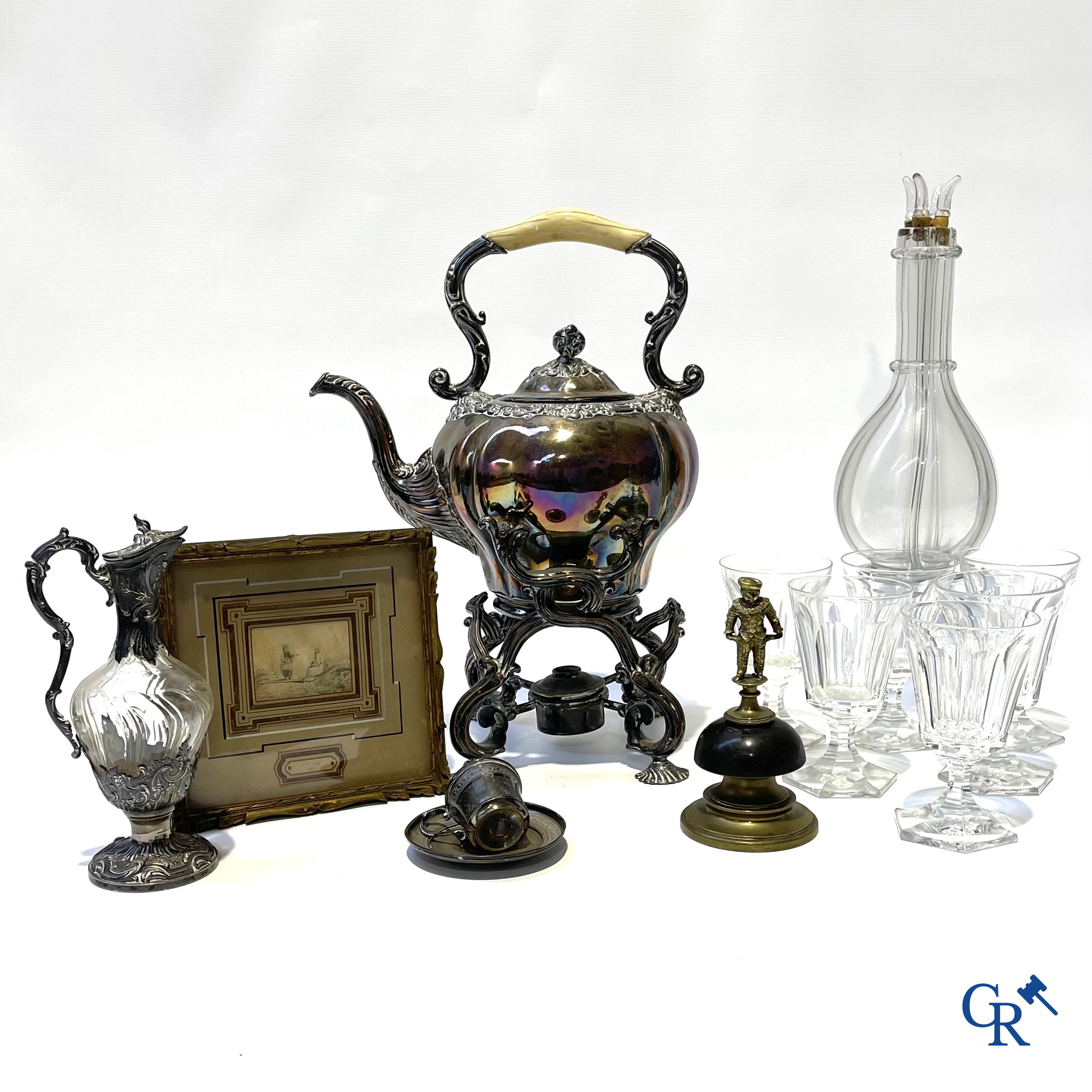 Lot brocante: Karaf, Val Saint Lambert, bronzen tafelbel, karaf met zilver montuur, miniatuur Thomas Sidney Cooper, enz.