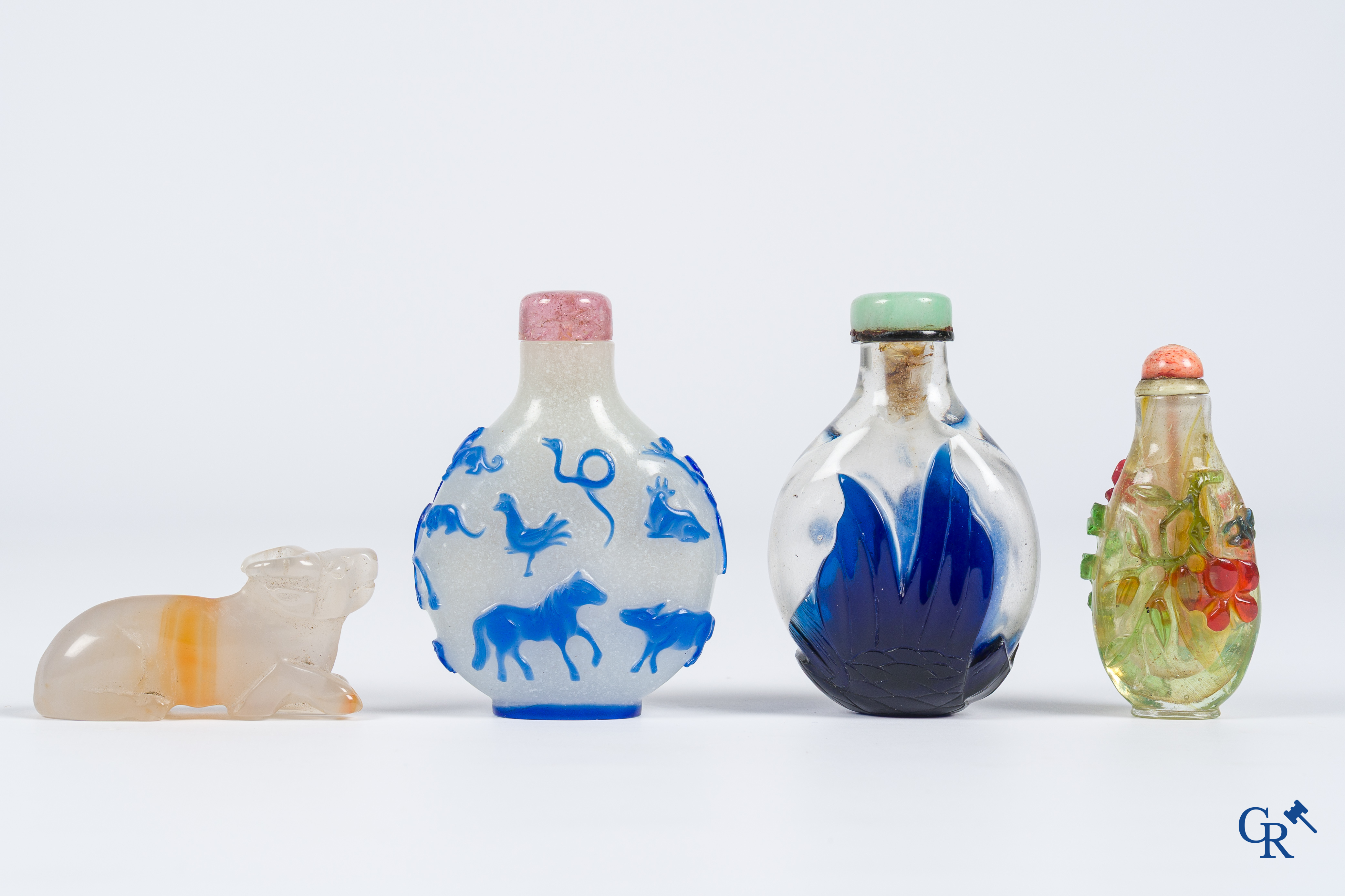 Aziatica. Chinese sgraffito drakenschotel met robijnrode fond, 3 Chinese snuifflessen in glas en een jade. 19/20e eeuw.