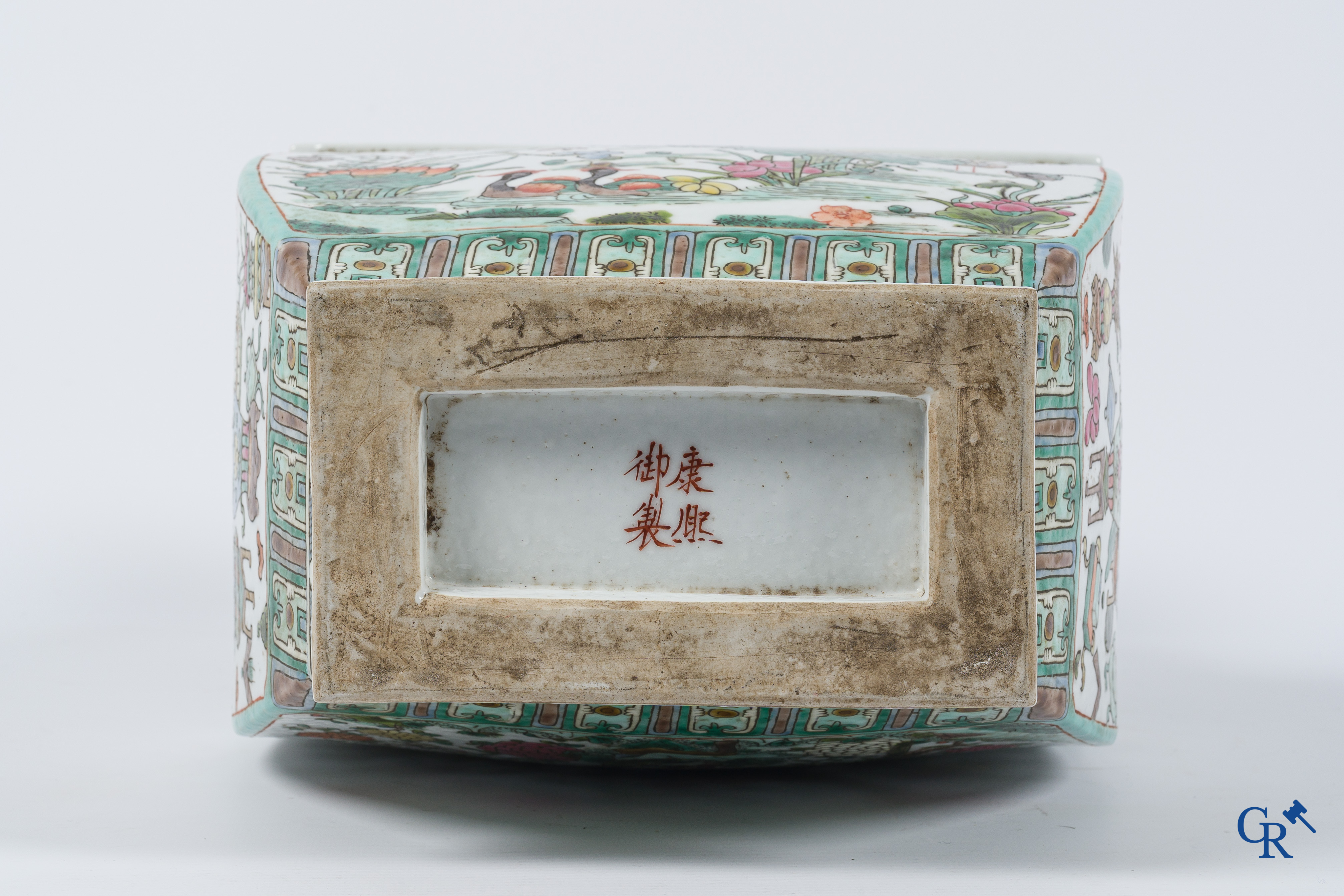 Aziatica. Chinees porselein. Grote rechthoekige Famille Rose vaas. Kangxi merk. 19e eeuw.