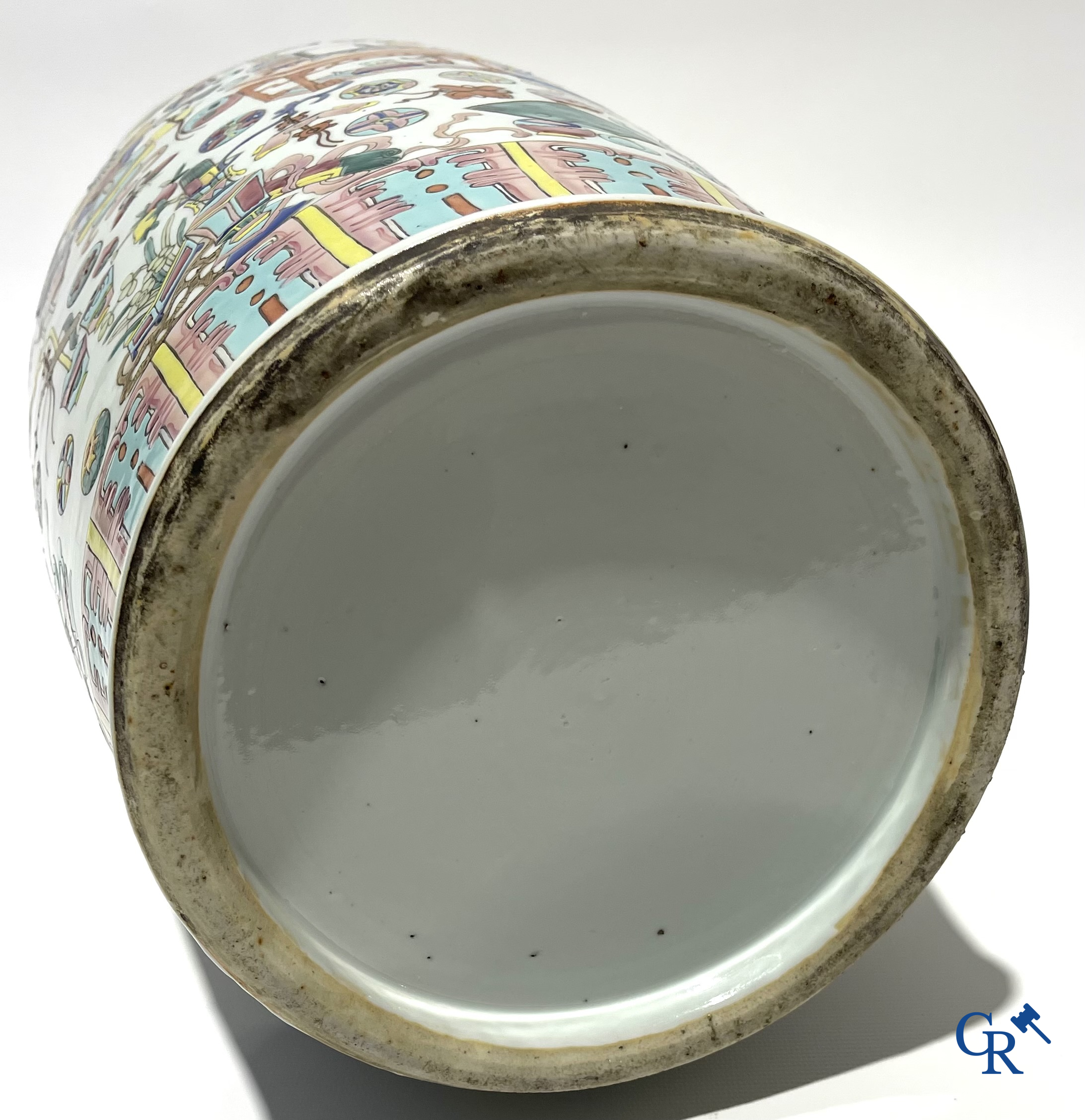 Aziatica. Chinees porselein. Een grote Chinese vaas met honderd antiquiteiten decor. 19de eeuw.