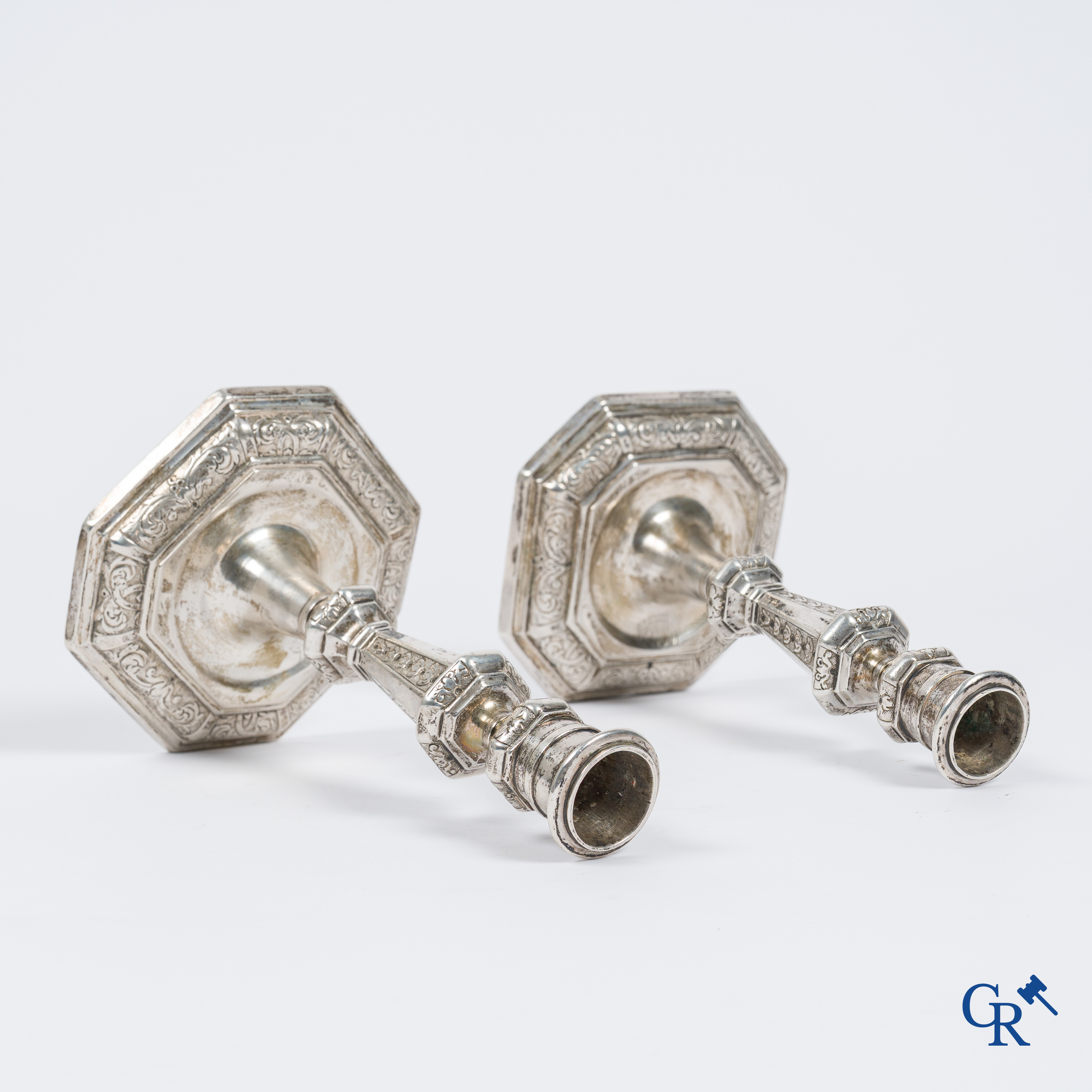 Paar kandelaars in zilver met wapenschilden. Luik, Adelaar met jaartal 1724. Jaarletter N (1 juli 1736-30 juni 1737).