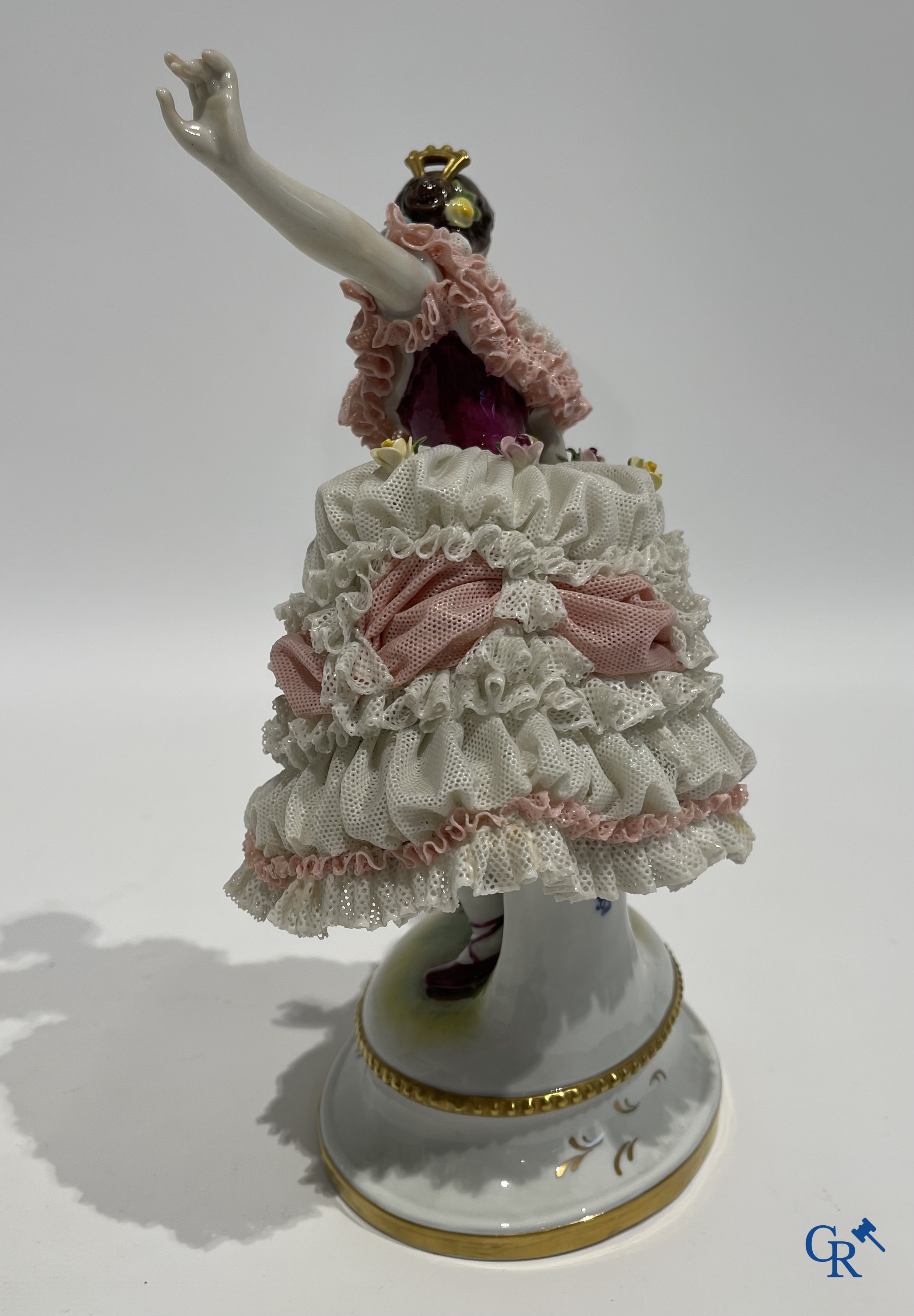 Duits porselein. 3 groepen in lace porcelain. Gemerkt Volkstedt Rudolstadt en Sitzendorf.