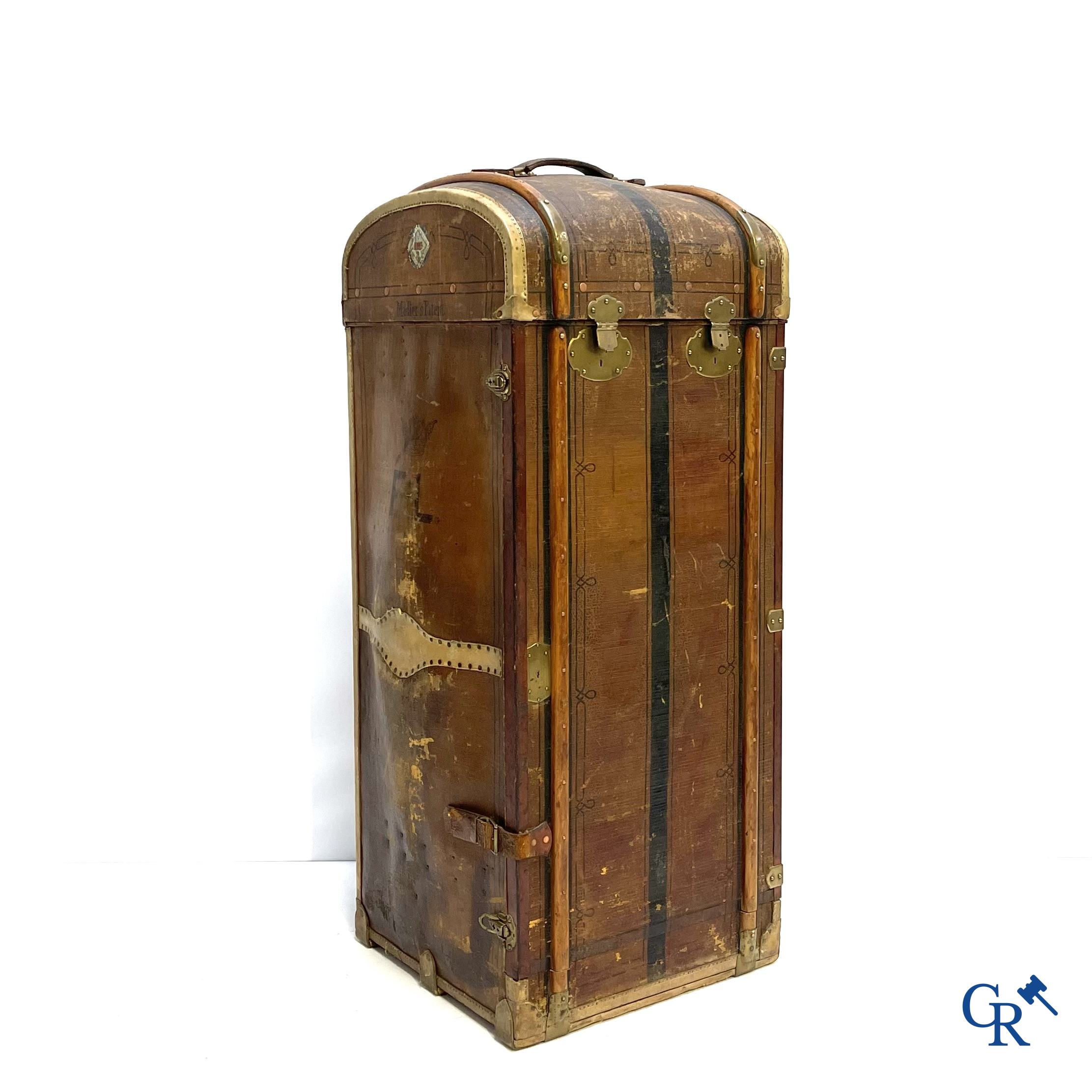 Antieke koffer. Buitengewone grote reiskoffer met dressing. Meerdere schuiven en opbergvakken. Circa 1900.