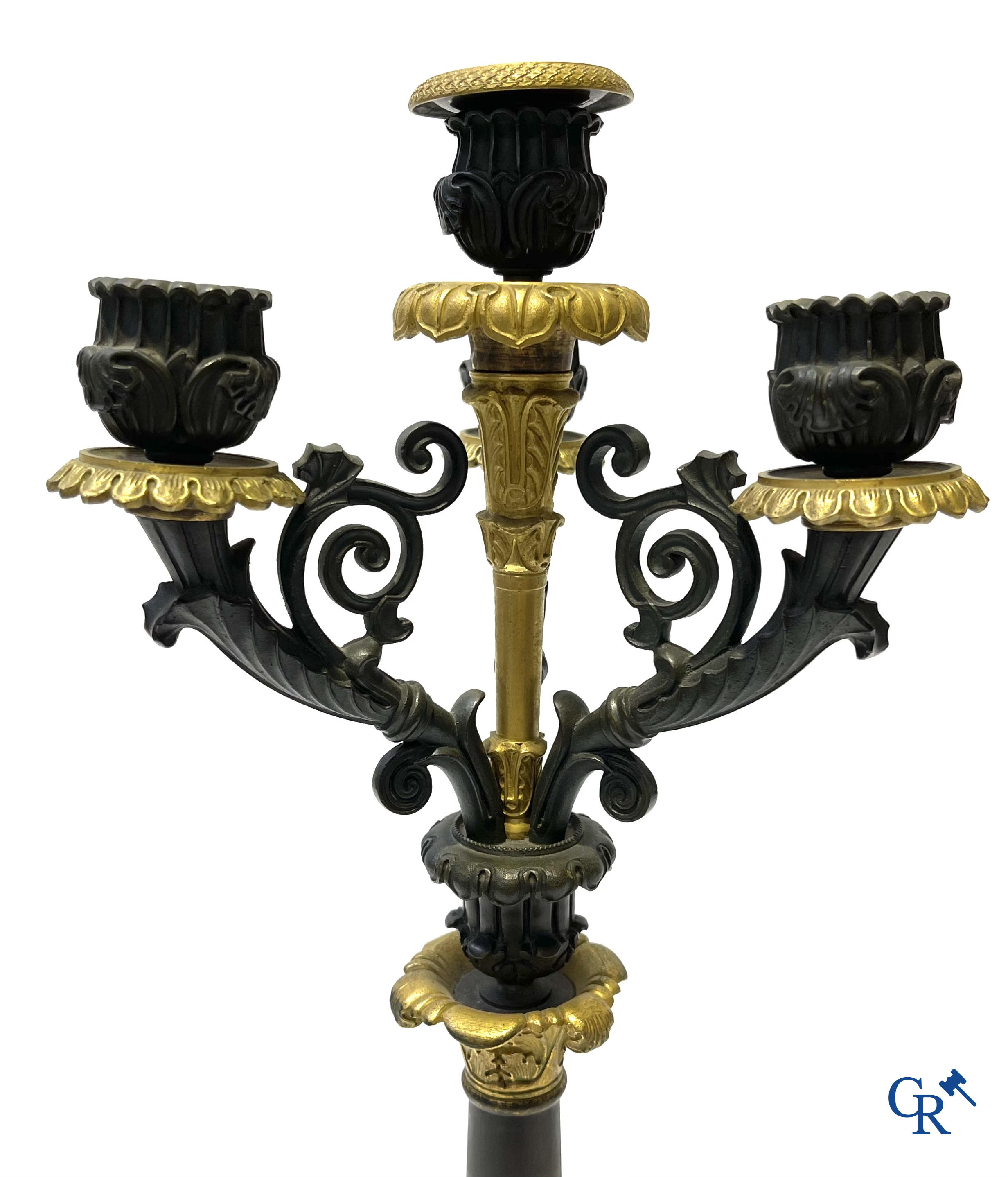 Paar grote Charles X kandelaars in gepatineerd en verguld brons. Frankrijk 19e eeuw.