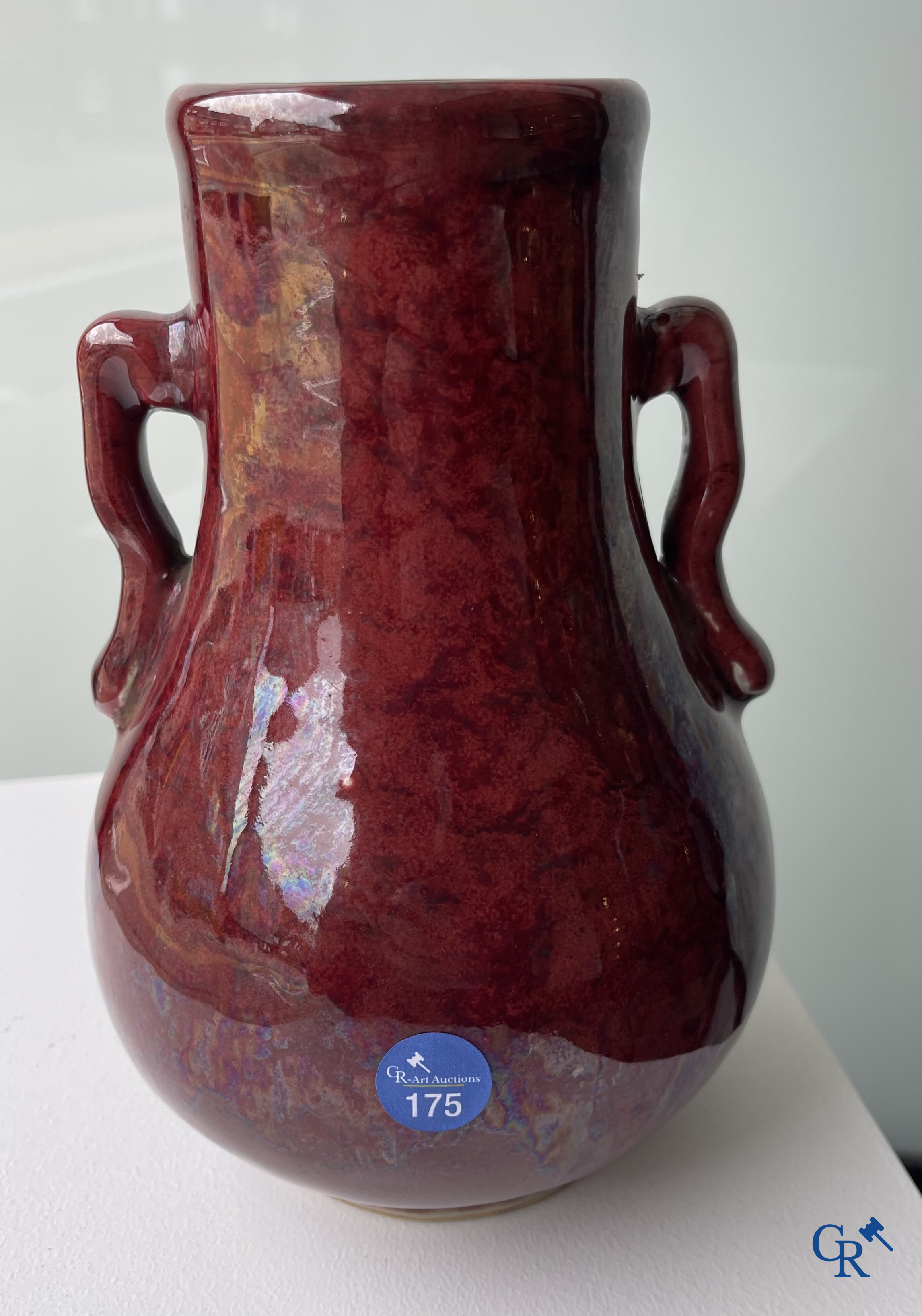 Aziatica. Een Chinese porseleinen Sang de boeuf vaas. 19e eeuw.