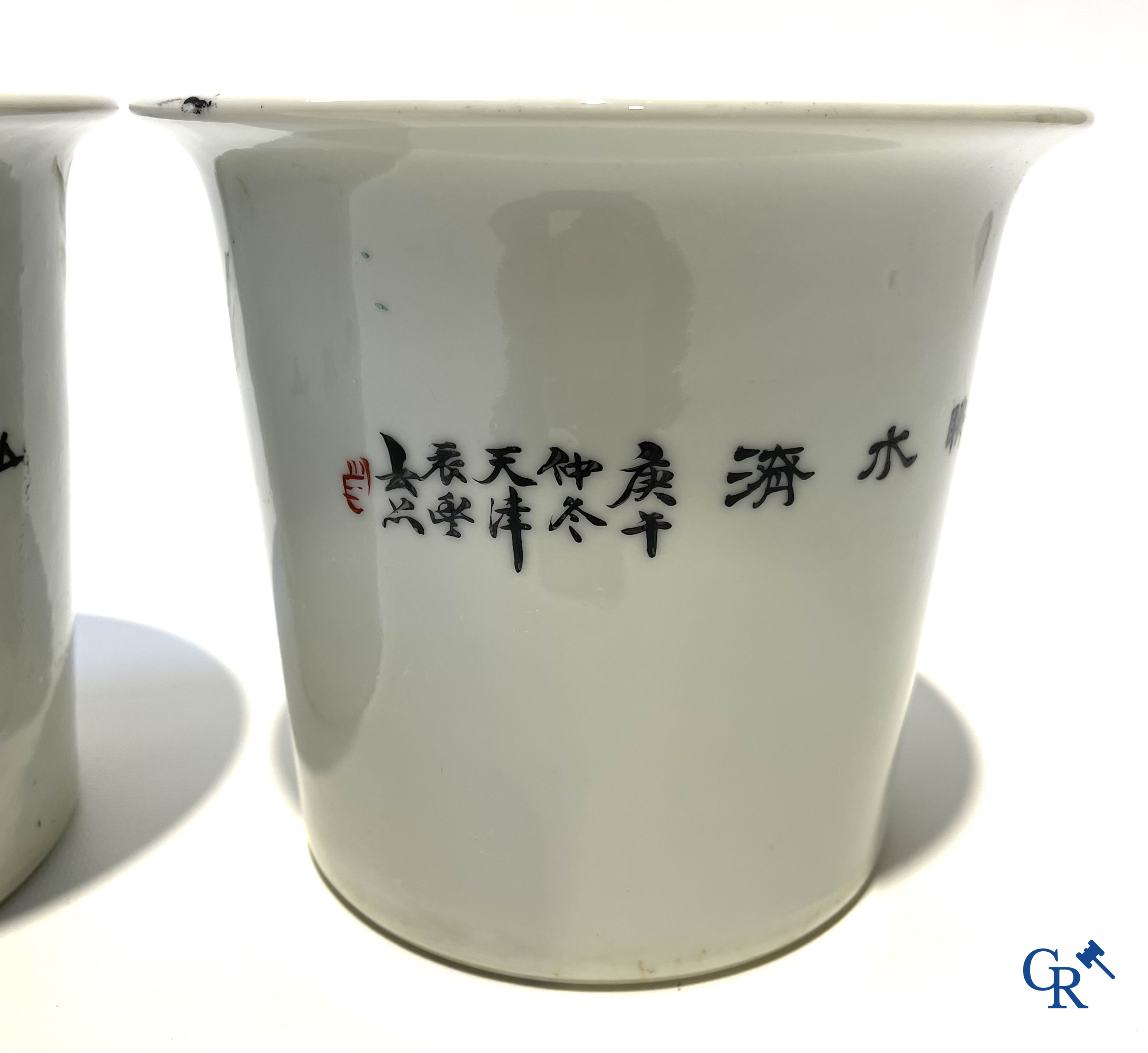 Aziatica. Chinees porselein. Een paar jardinières met een decor van landschappen. 