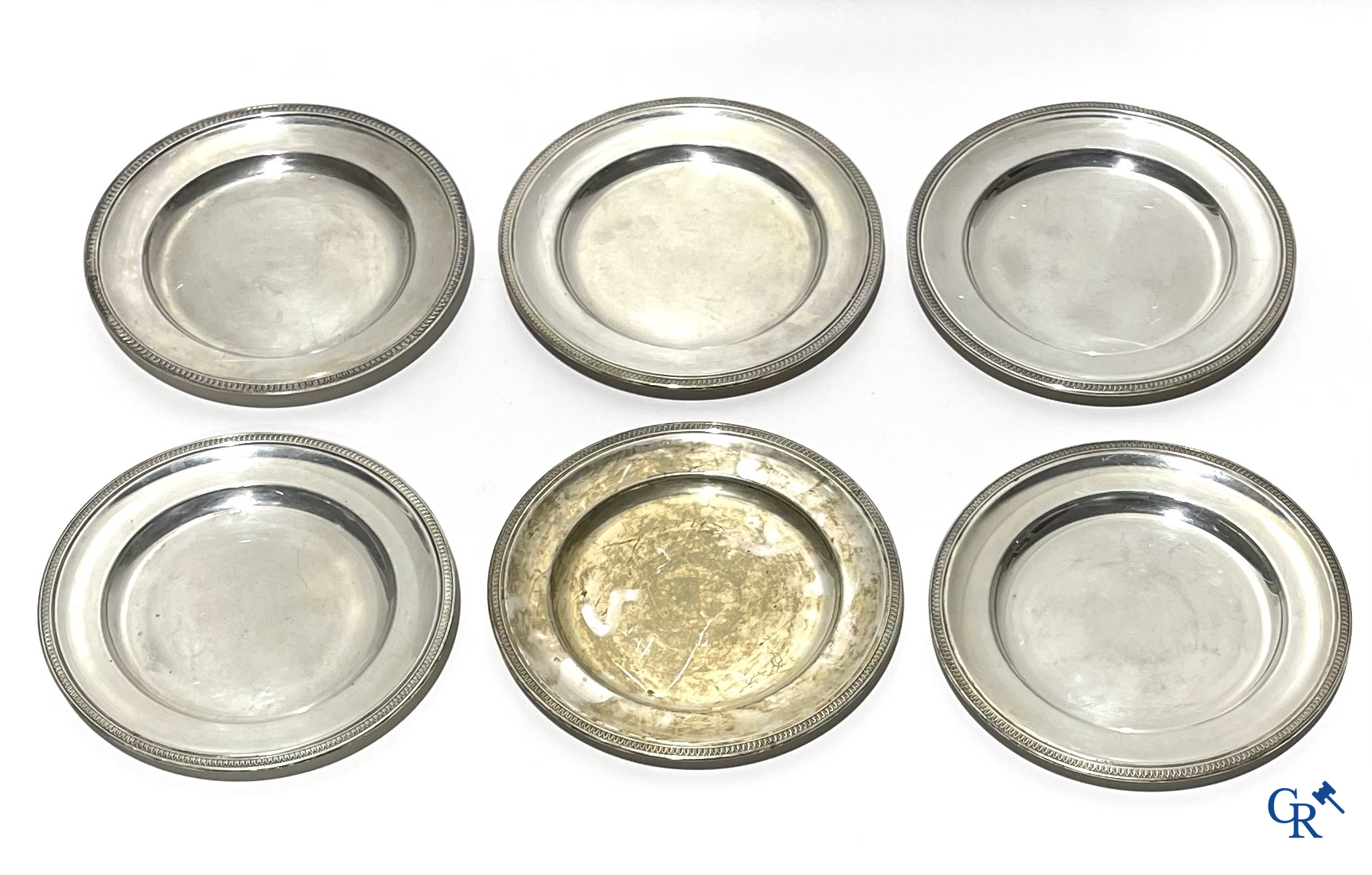 Zilver. Een reeks van zes grote serveerschalen in zilver 800°/00. 20ste eeuw.