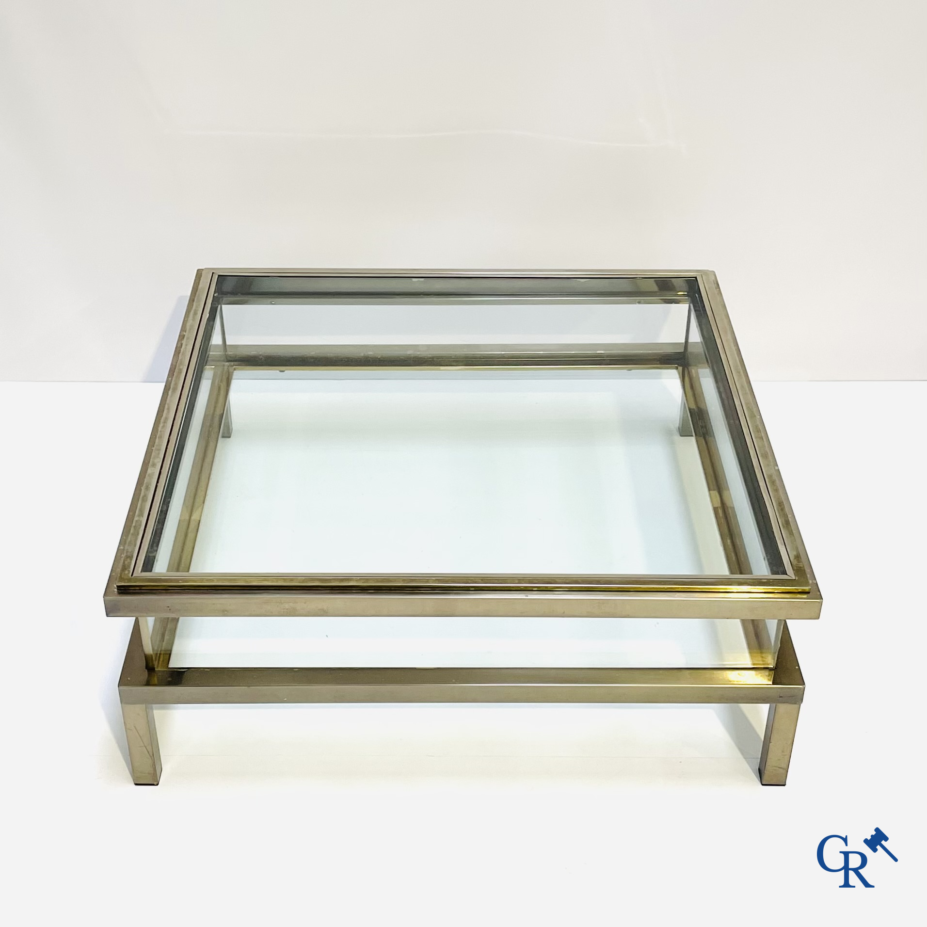 Belgo chrom, een grote vitrine-salontafel met uitschuifbaar bovenblad in metaal en glas. Jaren '80.