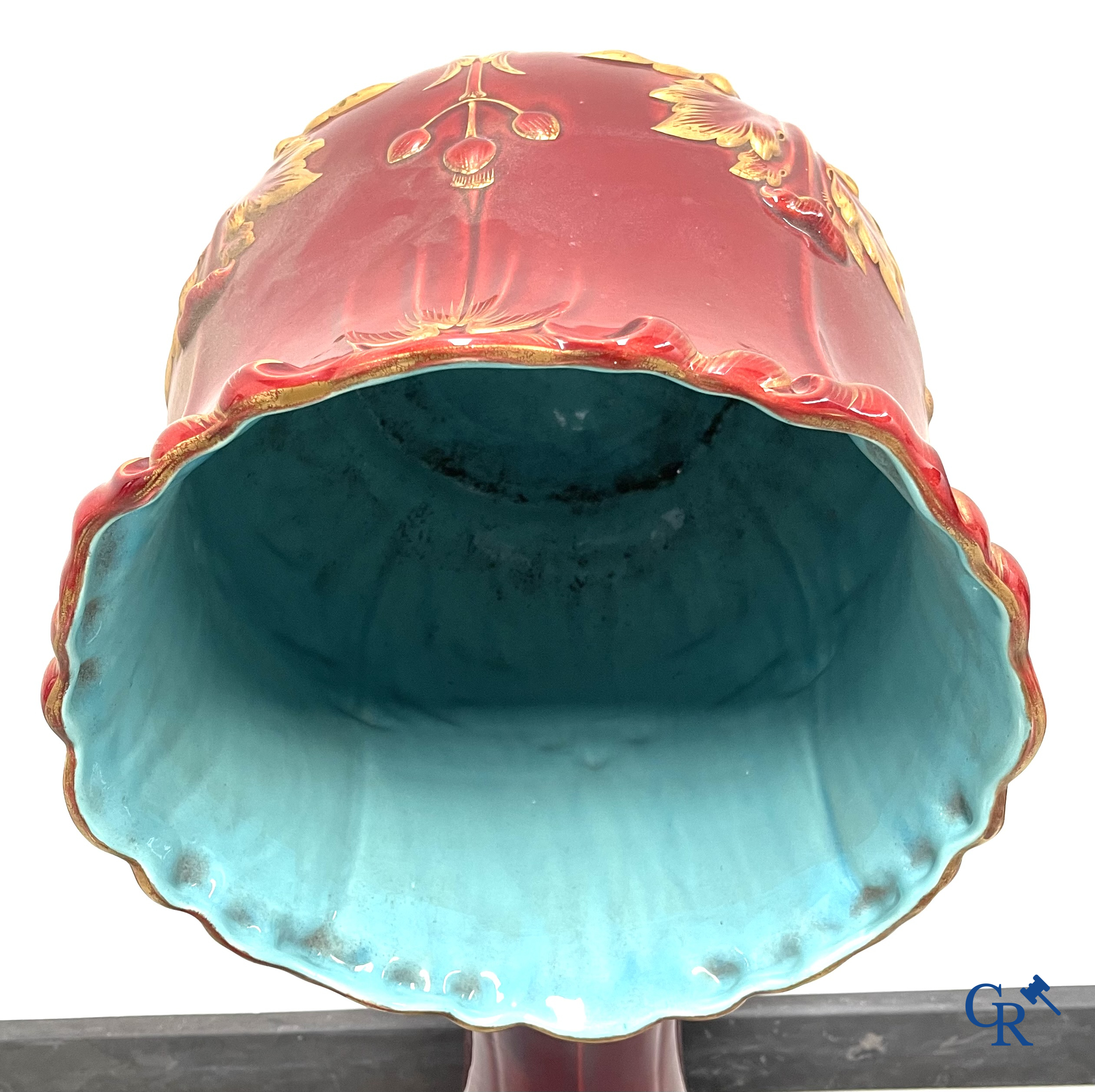 Art Nouveau, Sarreguemines. Een cache pot in geëmailleerde faience of barbotine op bijhorende staander. Circa 1910.