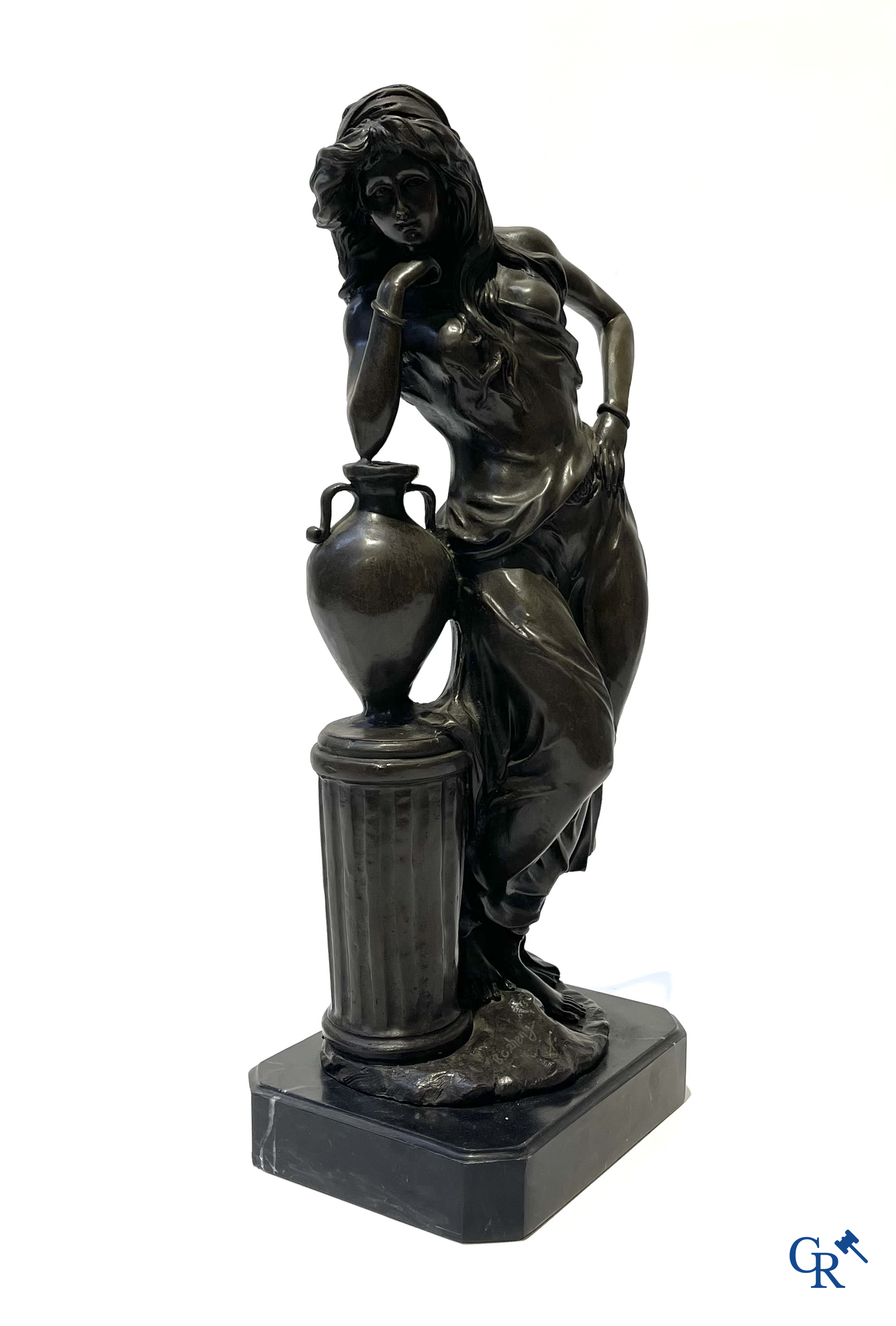 2 bronzen beelden op zwarte marmer sokkel. Rebecca en Moeder met kind. Gesigneerd. Postuum werk.