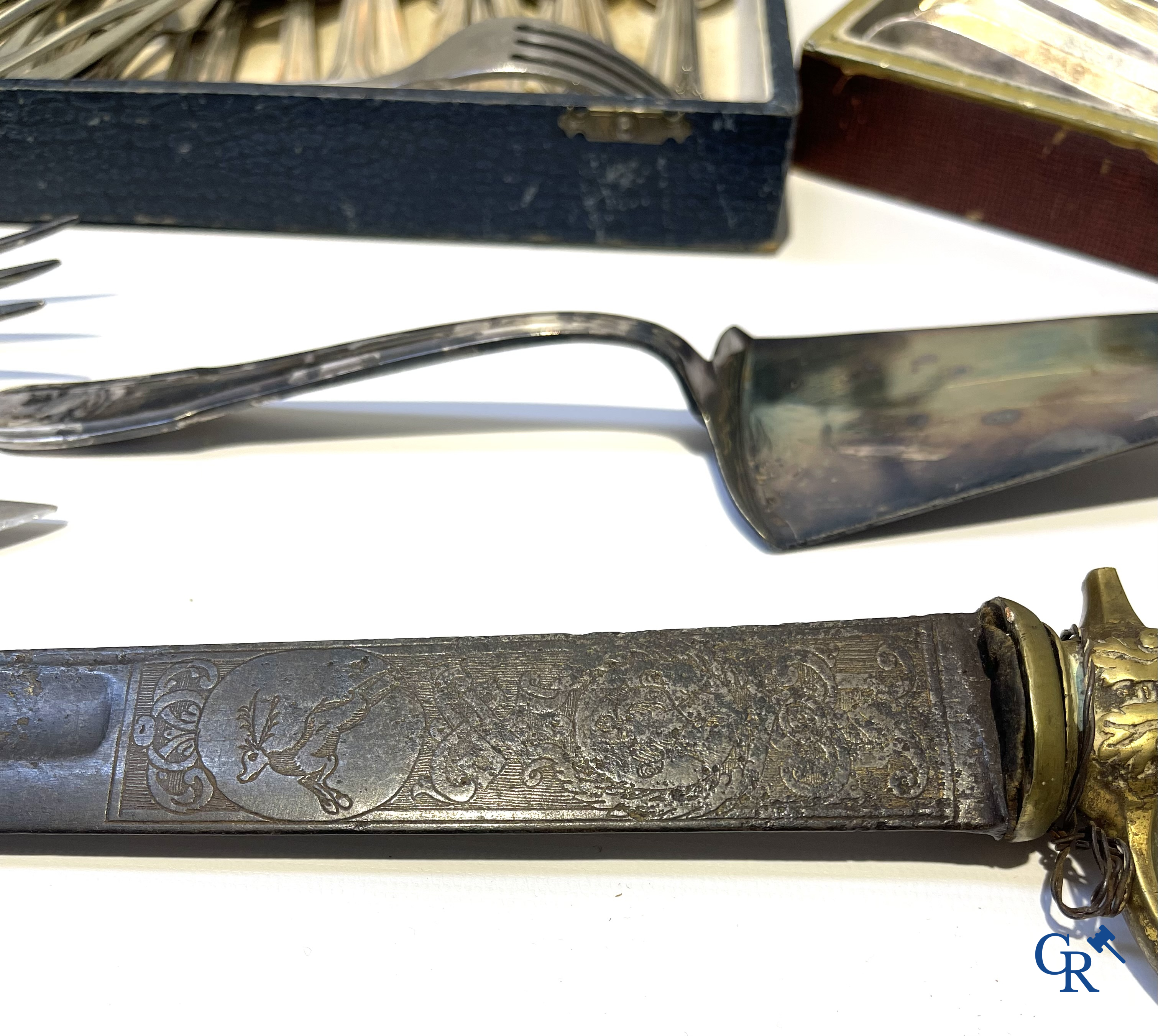 Lot brocante: Stafford, Vieux Paris, kan in Grès, verzilverd bestek, jachtdegen 18e, palmboom Giuseppe Vasari, enz.