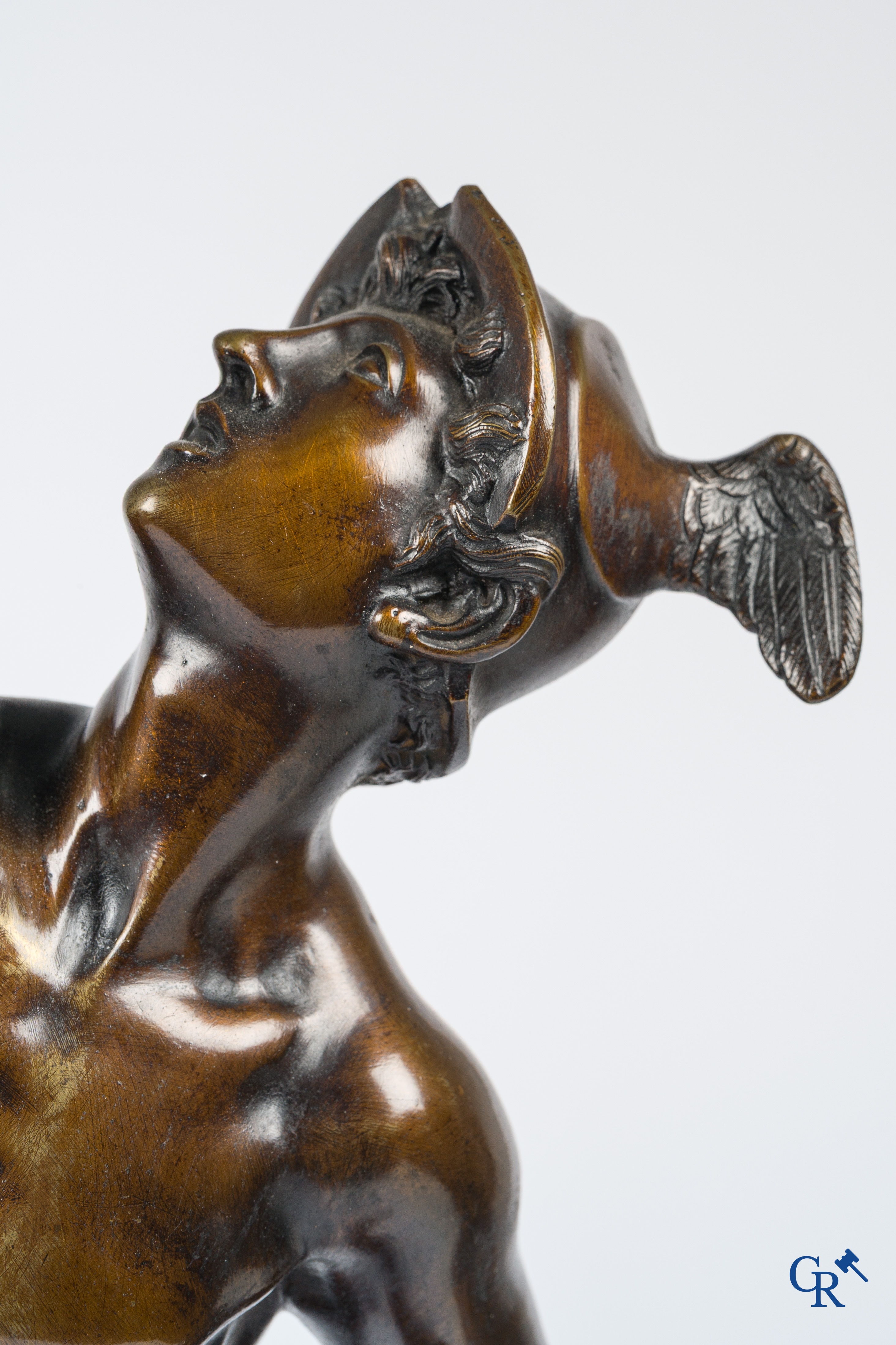 Een paar imposante bronzen beelden in de antieke stijl naar een model van Jean De Bologne.