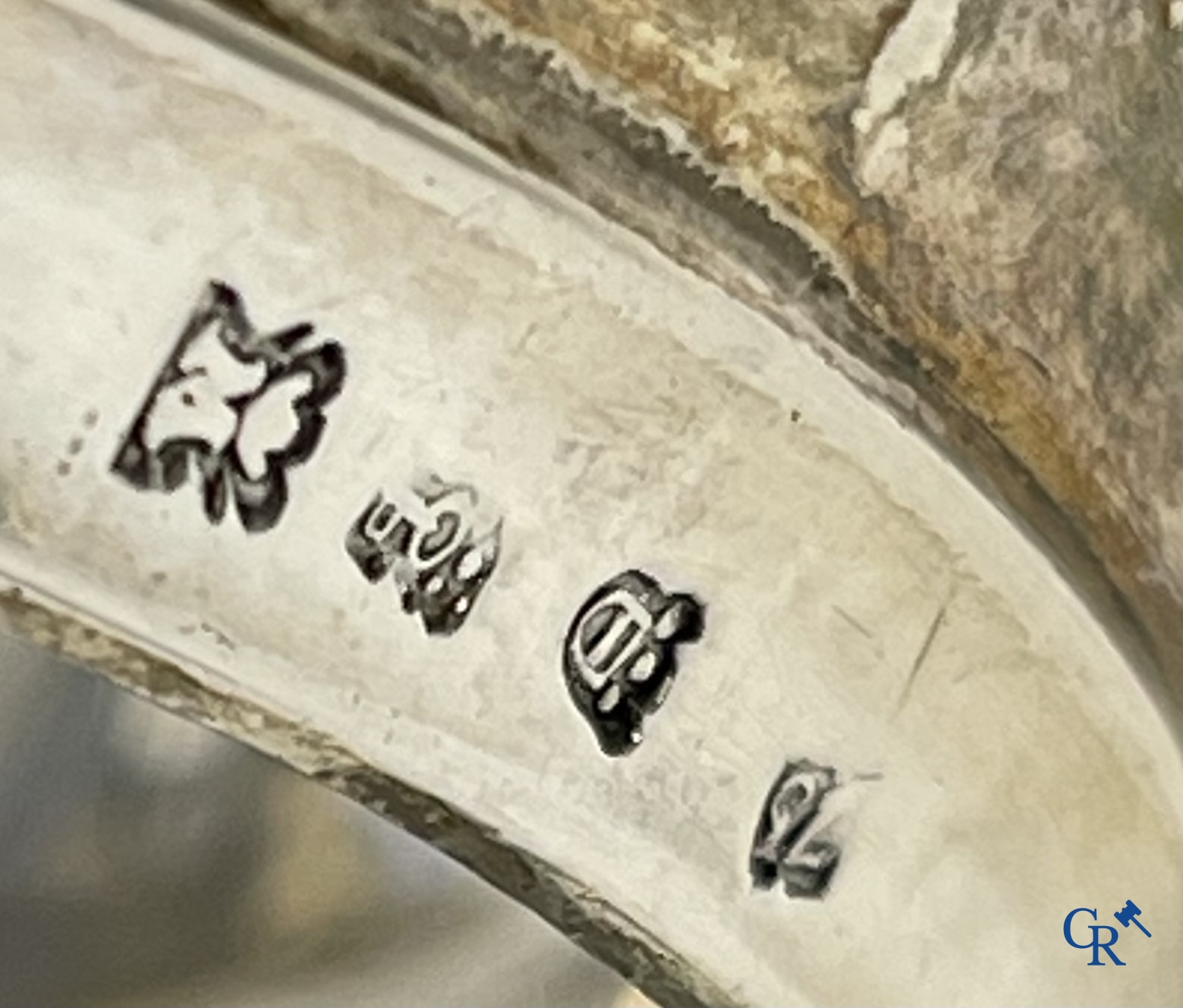 Leuven, 2de helft XVIIIe eeuw. Driepotige mand in zilver. Meestermerk zilversmid gekroonde M. Belgisch werk, circa 1778.