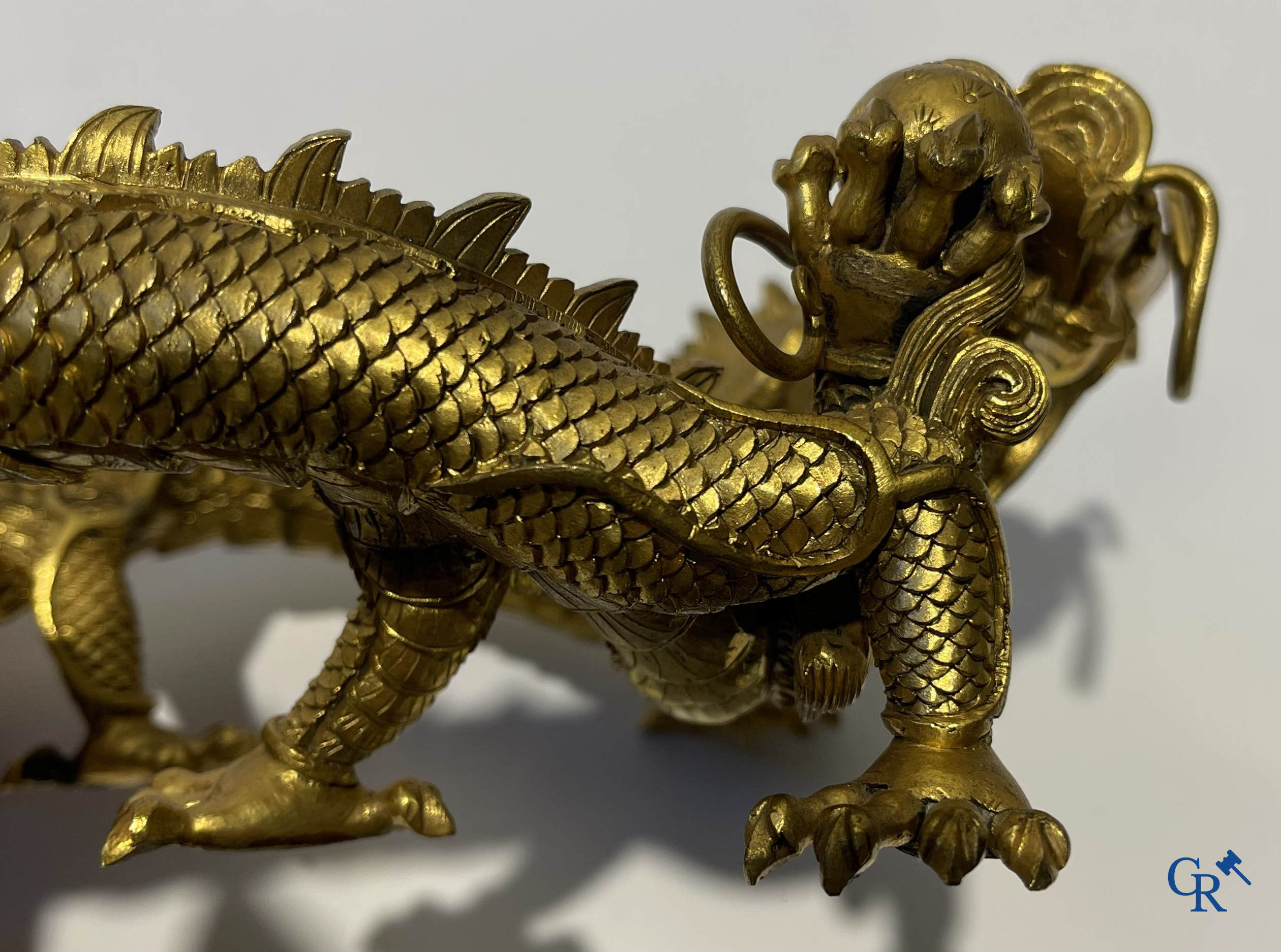 Aziatica. China. Een zeldzame Chinese drakensokkel in verguld brons. Qing Dynastie.