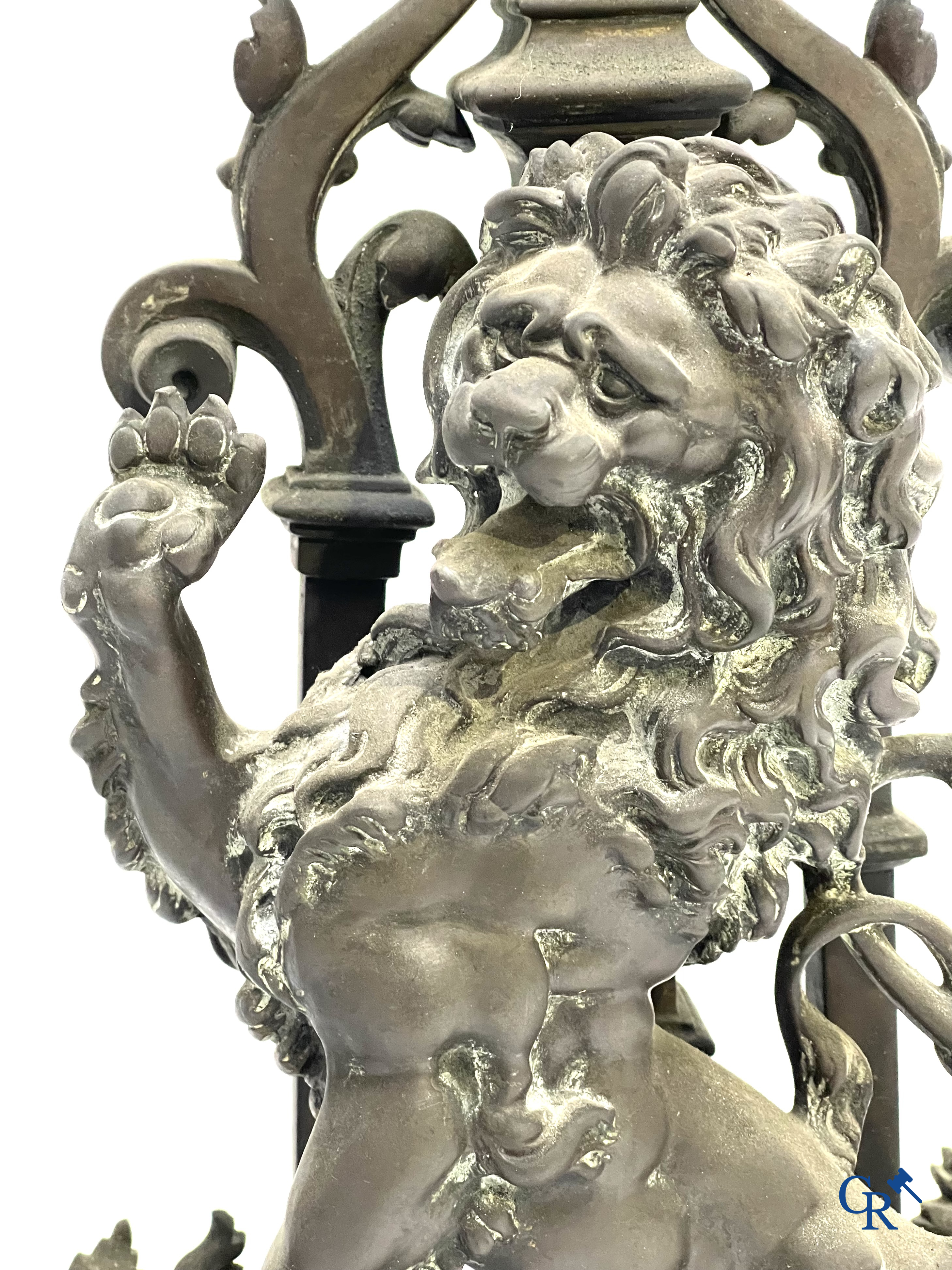 Paar bronzen haardstukken met leeuwen. 19e eeuw.