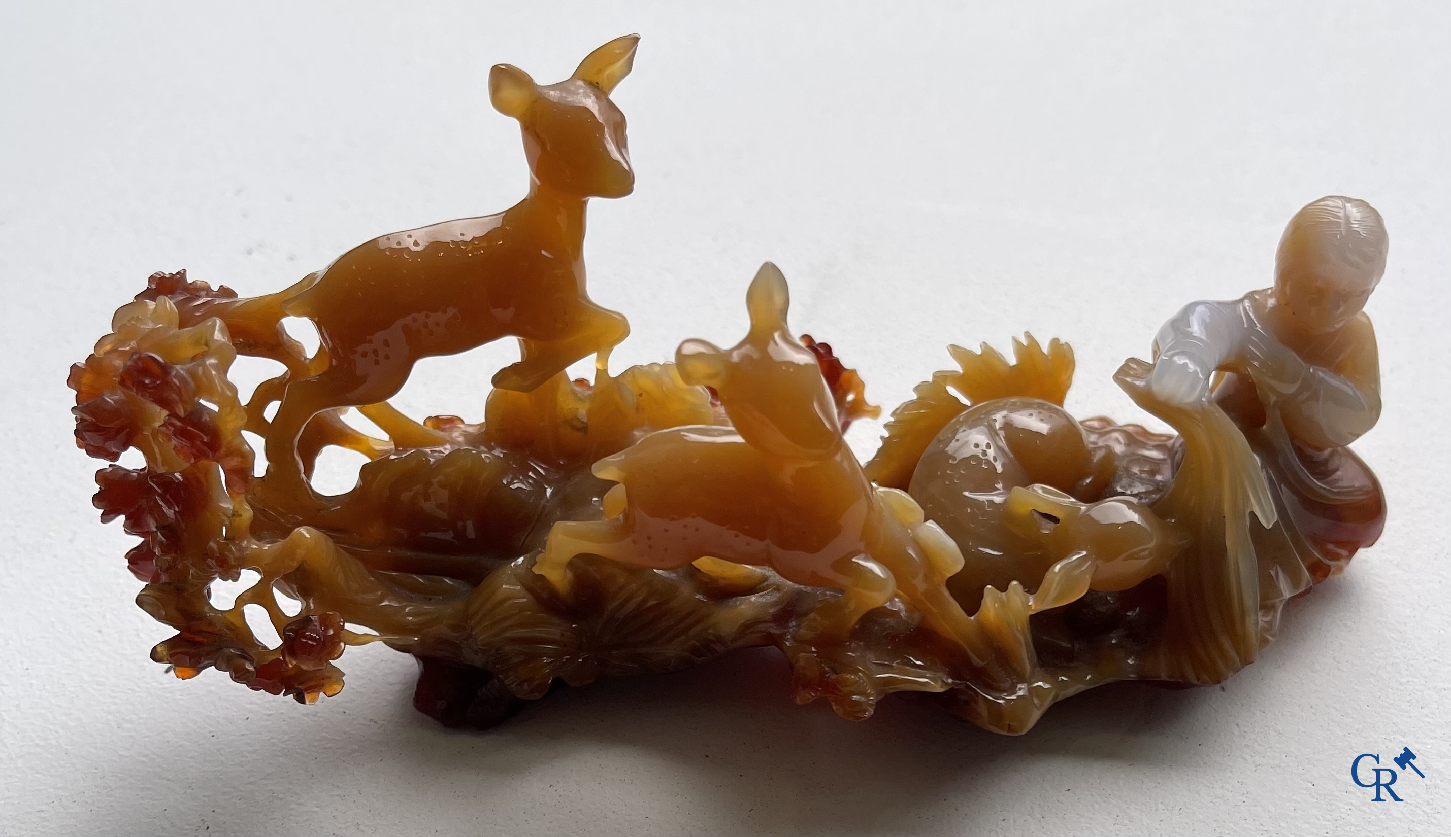 Aziatica, China. 2 groepen in edele gesteente op houten sokkel. Agaat en Lapis lazulli. 20ste eeuw.