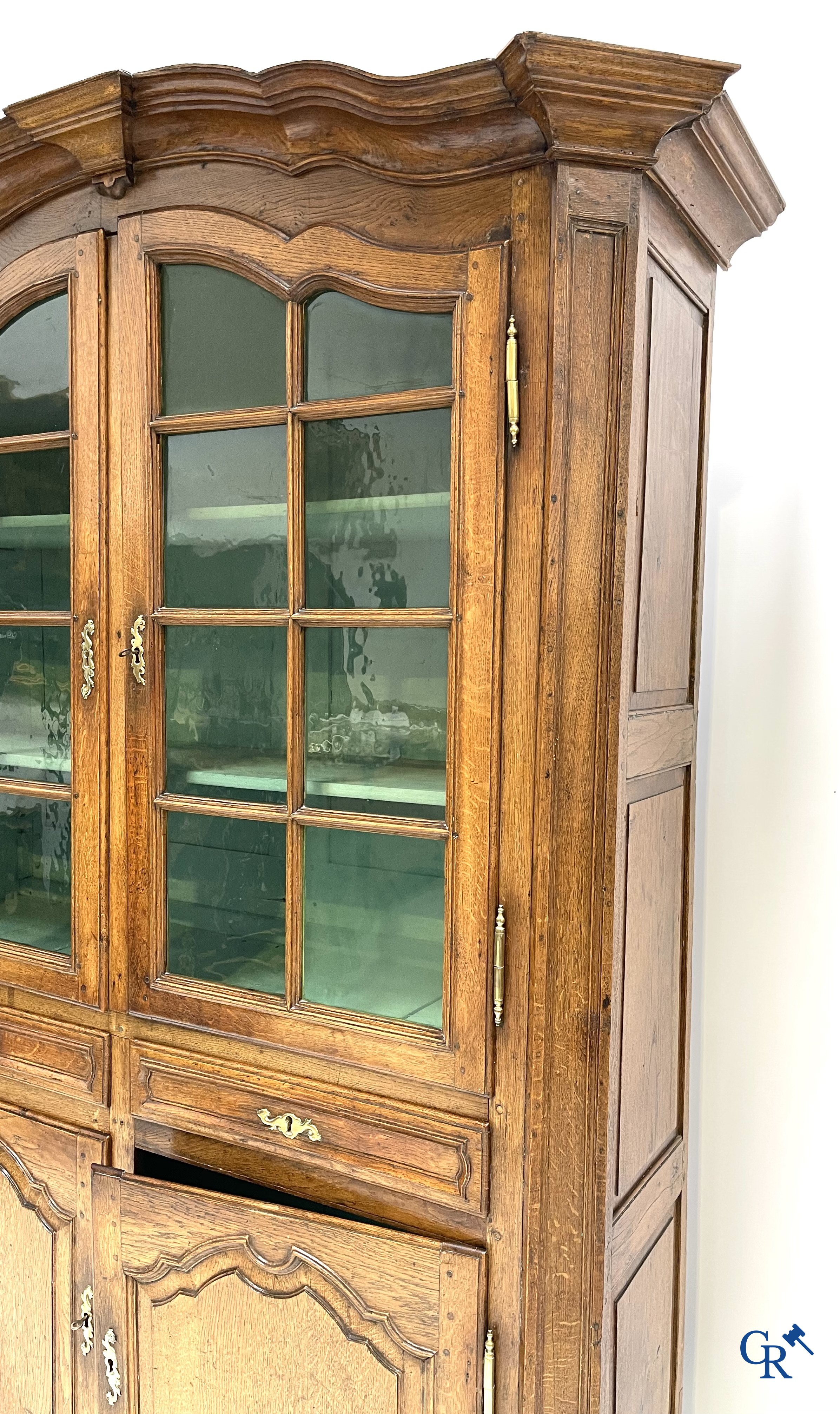 Eikenhouten vitrinekast met 4 deuren en 2 laden. Frankrijk of Vlaanderen 18e eeuw.